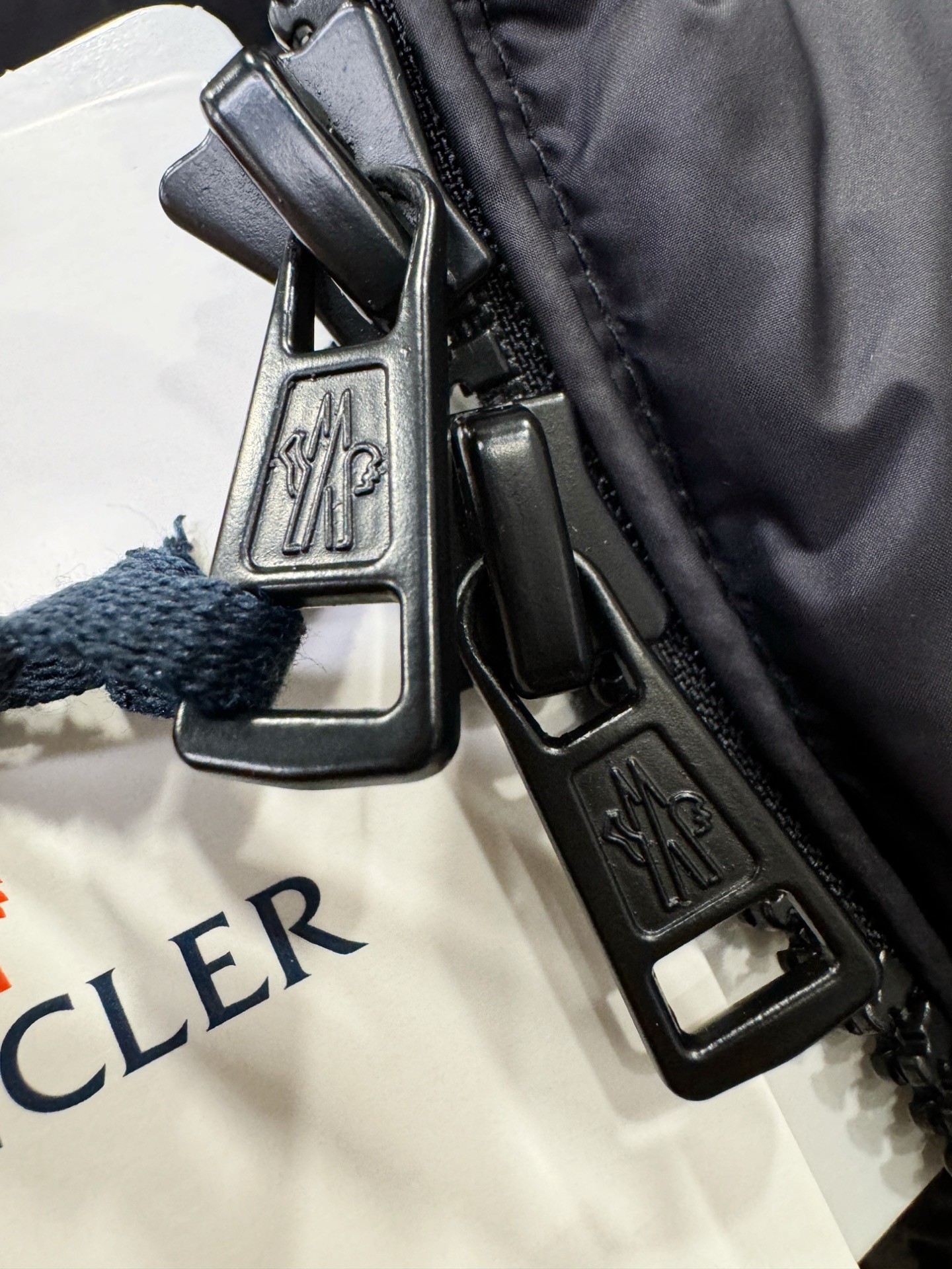 爆款羽绒服 2025新品 Moncler蒙口 新款羽绒服秀场新品，品相非常完美，专柜高科技防水面料，内里