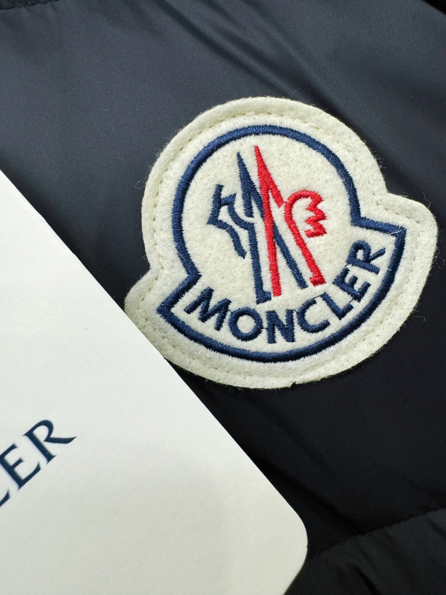 爆款羽绒服 2025新品 Moncler蒙口 新款羽绒服秀场新品，品相非常完美，专柜高科技防水面料，内里