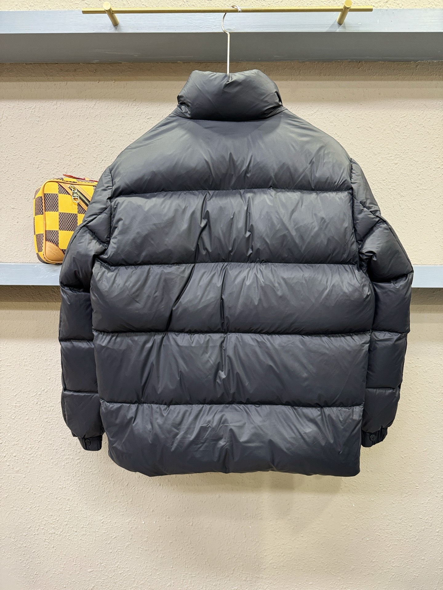 爆款羽绒服 2025新品 Moncler蒙口 新款羽绒服秀场新品，品相非常完美，专柜高科技防水面料，内里