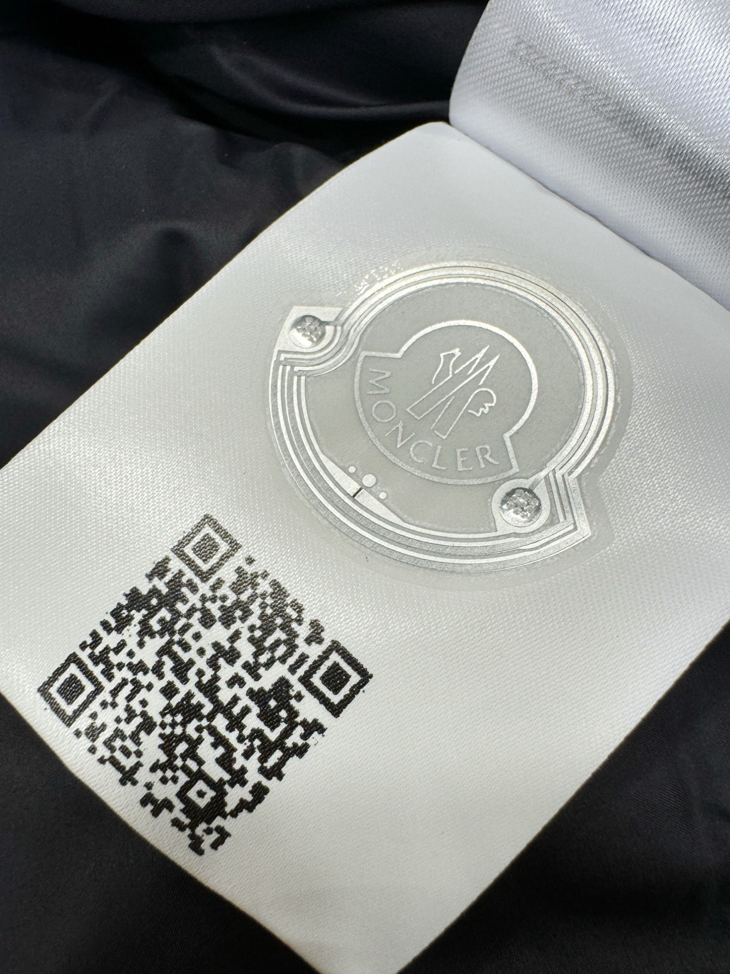 爆款羽绒服 2025新品 Moncler蒙口 新款羽绒服秀场新品，品相非常完美，专柜高科技防水面料，内里