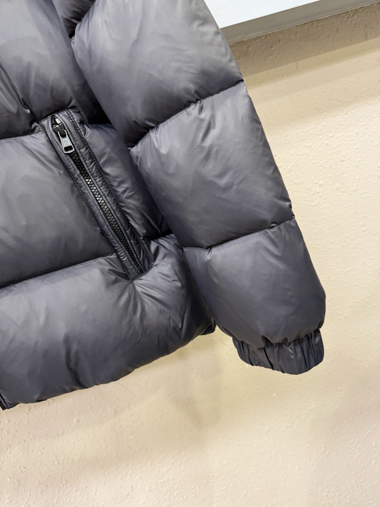 爆款羽绒服 2025新品 Moncler蒙口 新款羽绒服秀场新品，品相非常完美，专柜高科技防水面料，内里