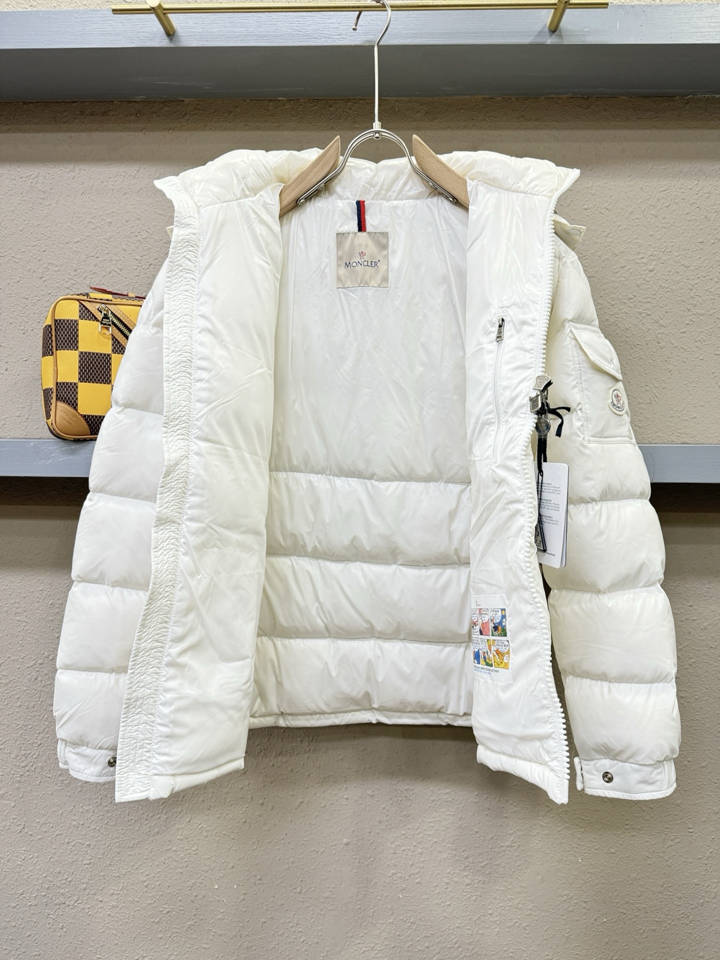 爆款羽绒服 2025新品 Moncler蒙口 新款羽绒服秀场新品，品相非常完美，专柜高科技防水面料，内里