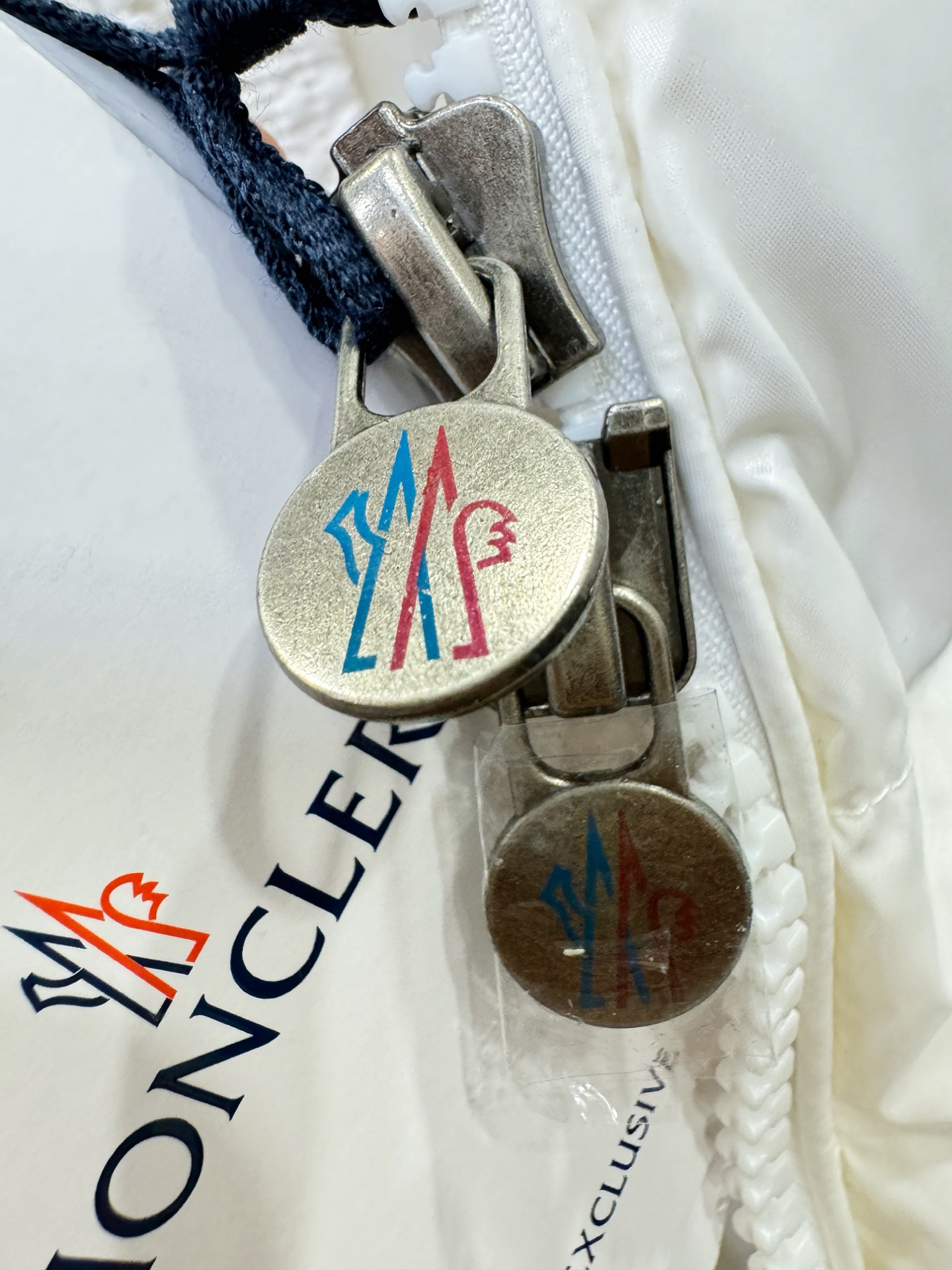 爆款羽绒服 2025新品 Moncler蒙口 新款羽绒服秀场新品，品相非常完美，专柜高科技防水面料，内里