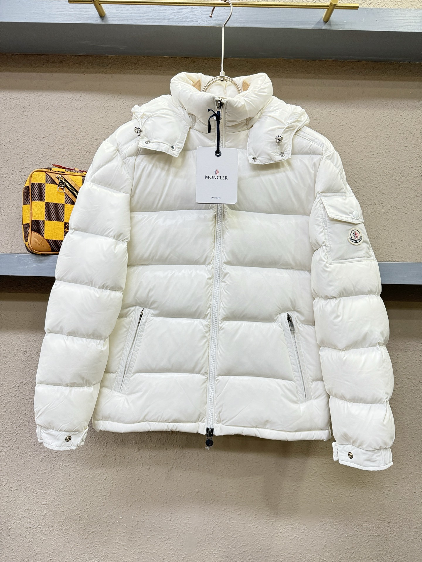爆款羽绒服 2025新品 Moncler蒙口 新款羽绒服秀场新品，品相非常完美，专柜高科技防水面料，内里