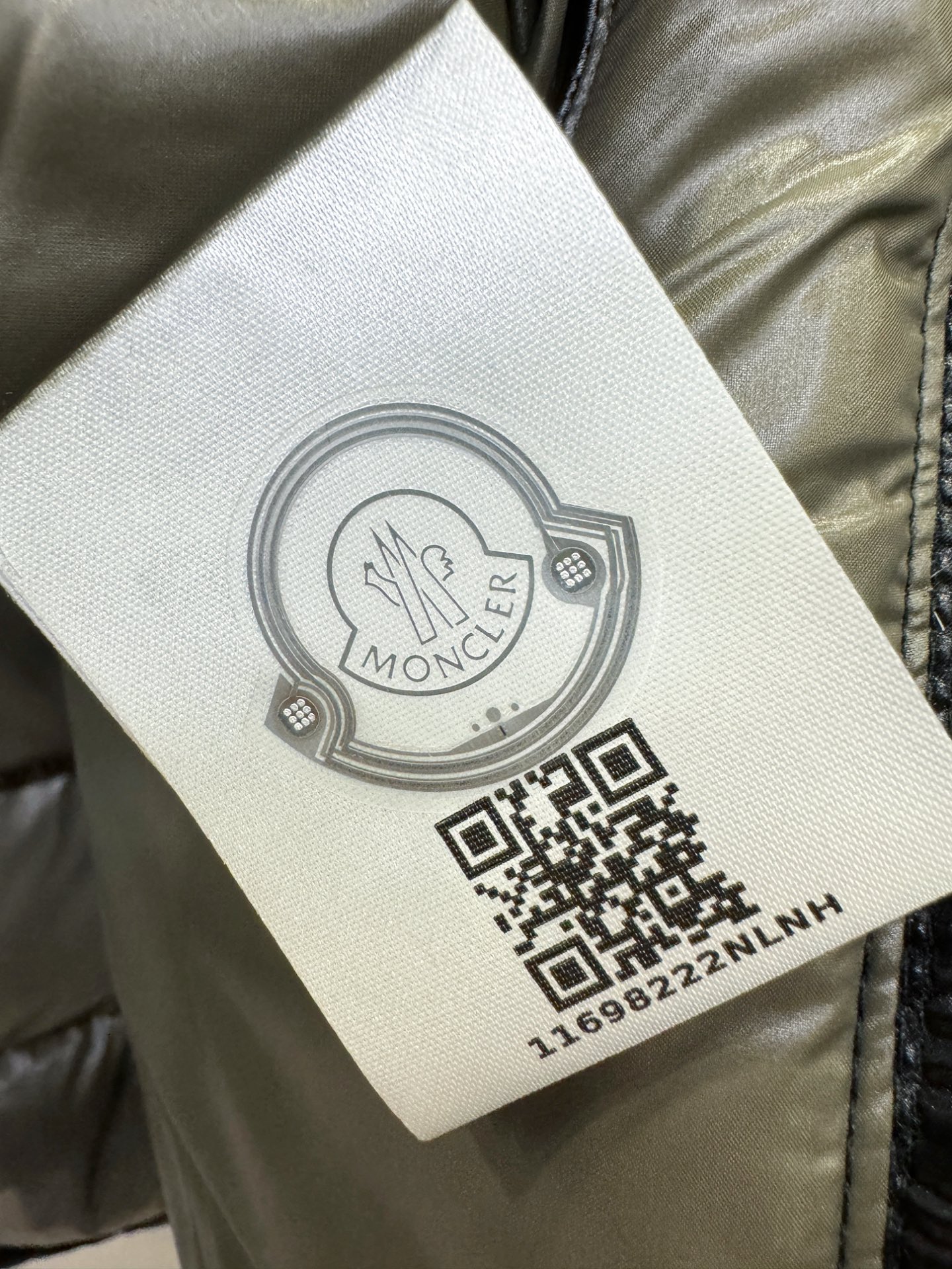 爆款羽绒服 2025新品 Moncler蒙口 新款羽绒服秀场新品，品相非常完美，专柜高科技防水面料，内里