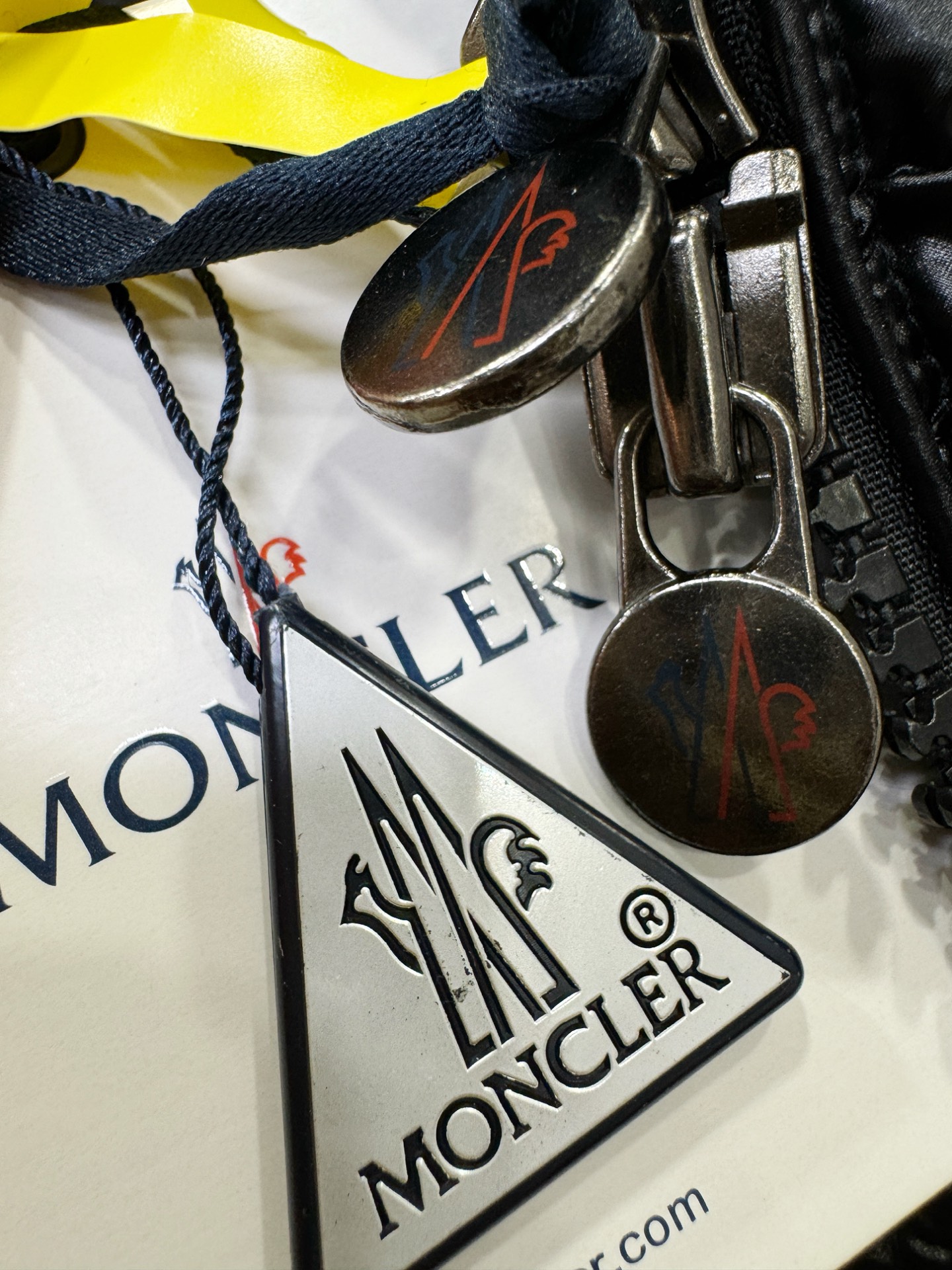 爆款羽绒服 2025新品 Moncler蒙口 新款羽绒服秀场新品，品相非常完美，专柜高科技防水面料，内里