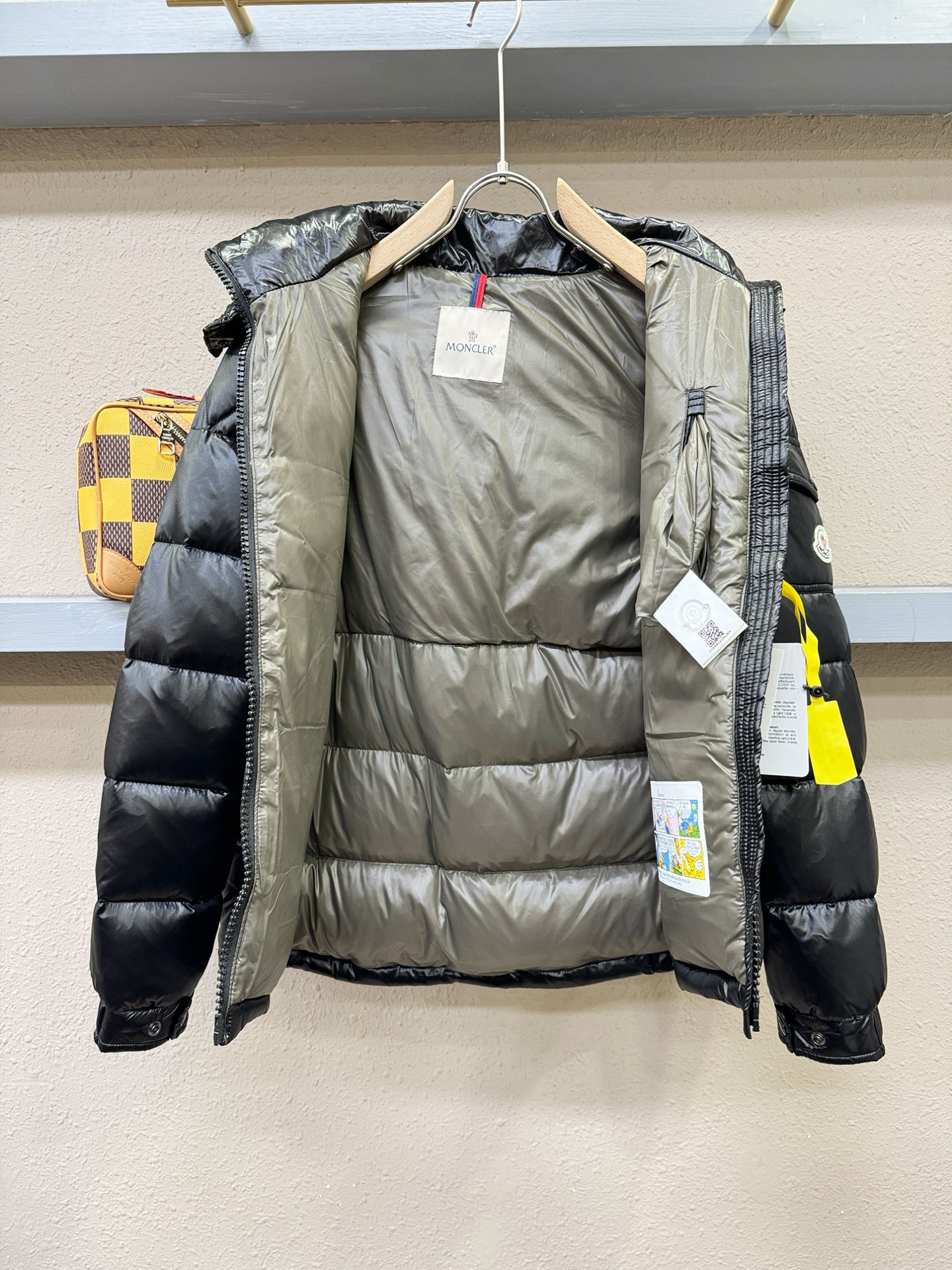 爆款羽绒服 2025新品 Moncler蒙口 新款羽绒服秀场新品，品相非常完美，专柜高科技防水面料，内里