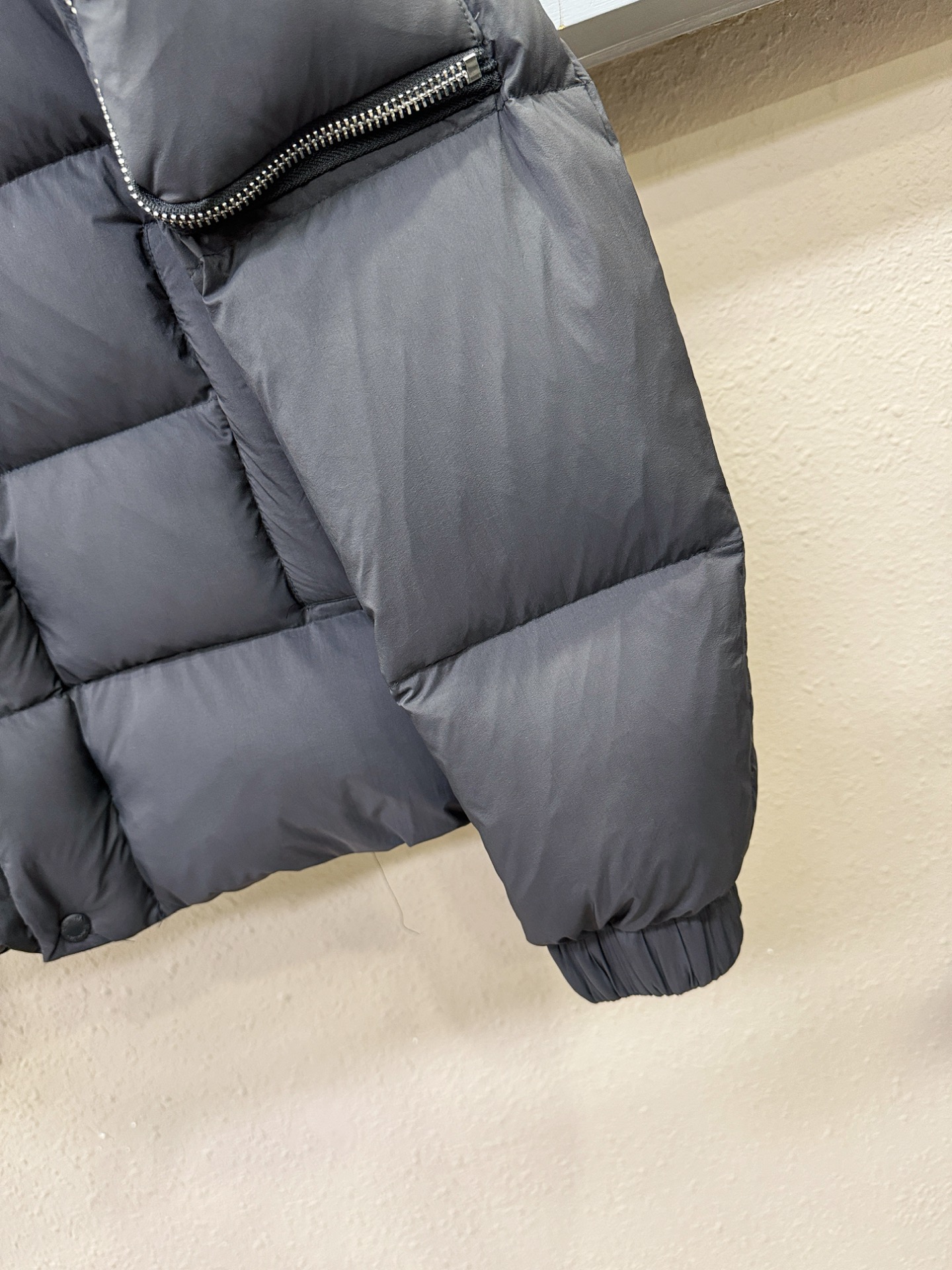 爆款羽绒服 2025新品 PRADA 普拉达 新款羽绒服秀场新品，品相非常完美，专柜高科技防水面料，内里