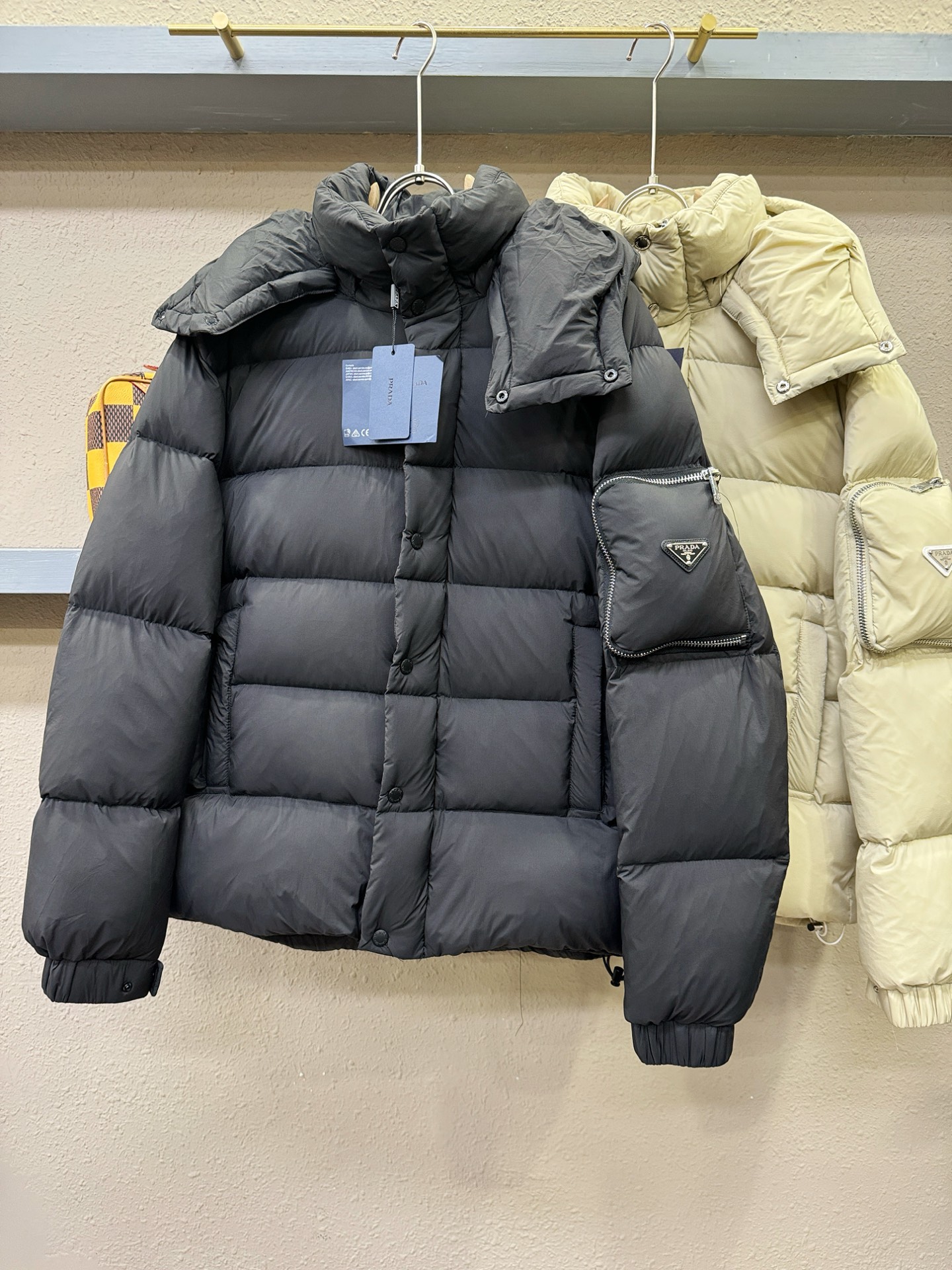 爆款羽绒服 2025新品 PRADA 普拉达 新款羽绒服秀场新品，品相非常完美，专柜高科技防水面料，内里