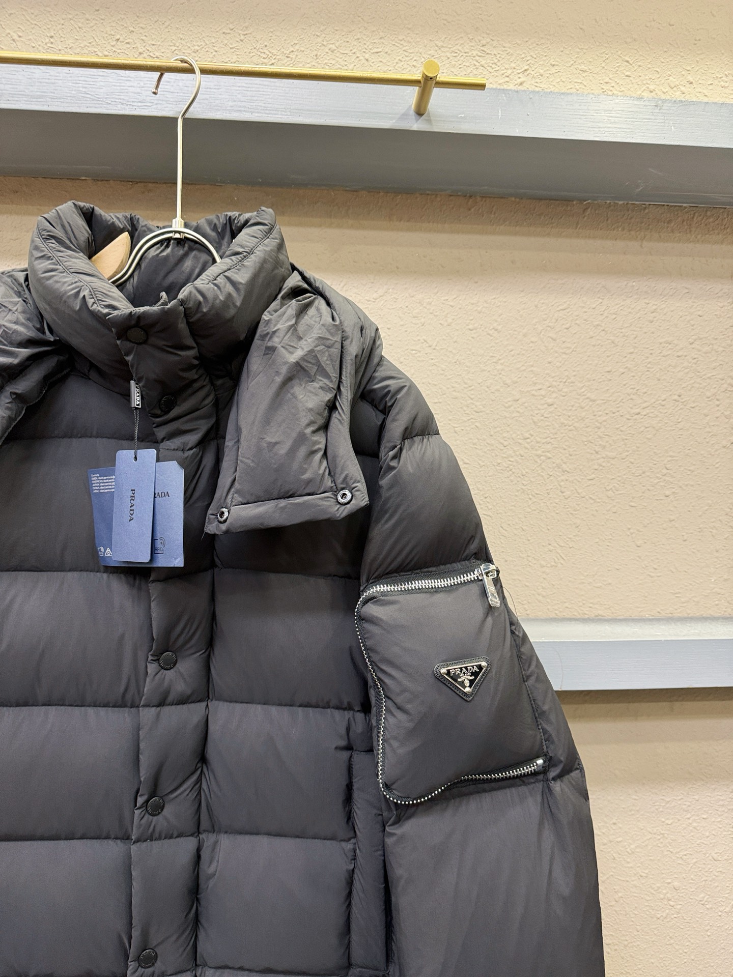 爆款羽绒服 2025新品 PRADA 普拉达 新款羽绒服秀场新品，品相非常完美，专柜高科技防水面料，内里