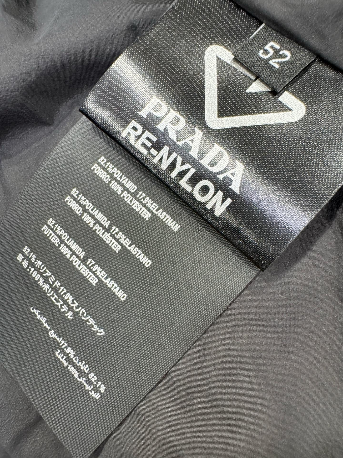 爆款羽绒服 2025新品 PRADA 普拉达 新款羽绒服秀场新品，品相非常完美，专柜高科技防水面料，内里