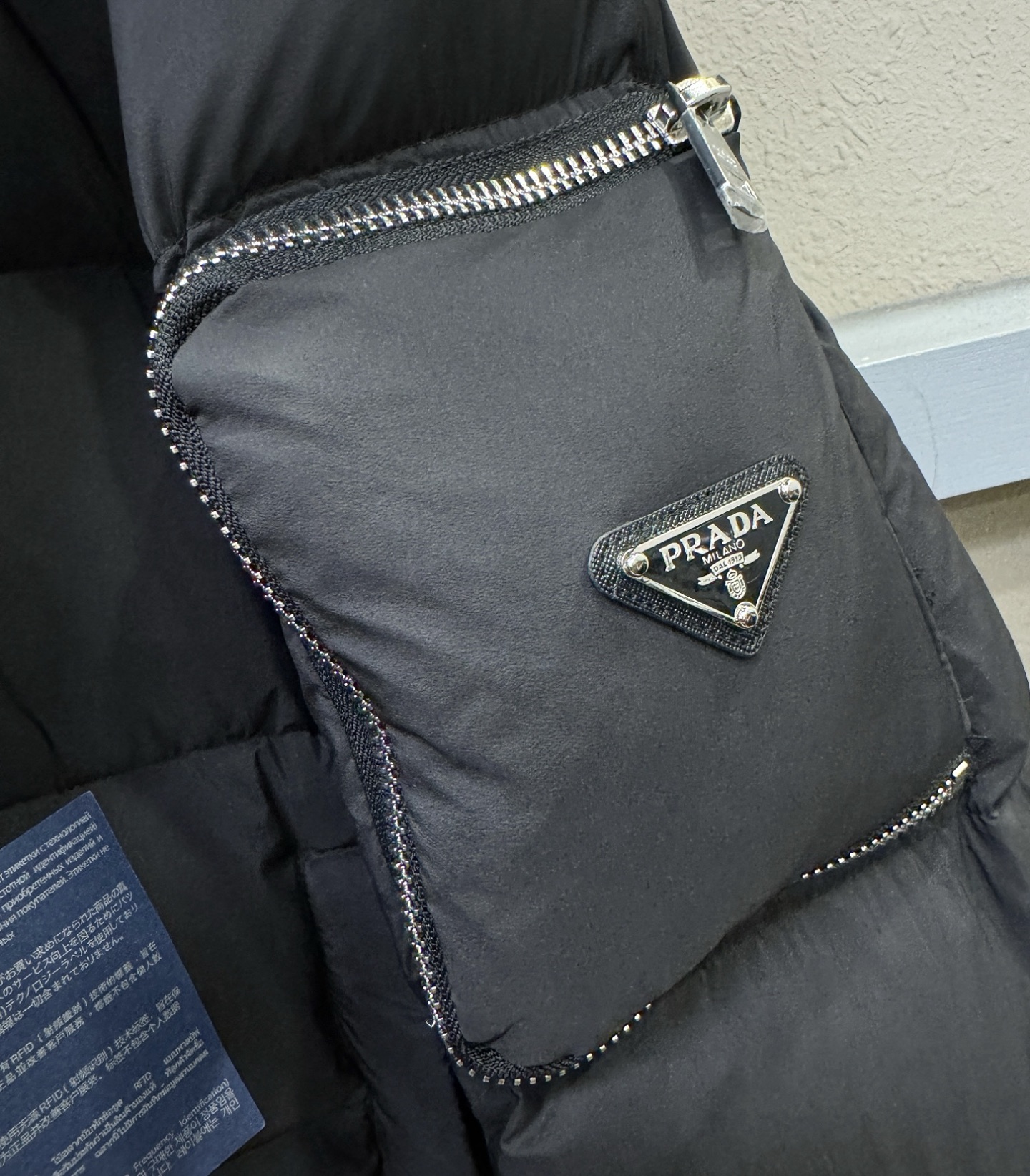 爆款羽绒服 2025新品 PRADA 普拉达 新款羽绒服秀场新品，品相非常完美，专柜高科技防水面料，内里