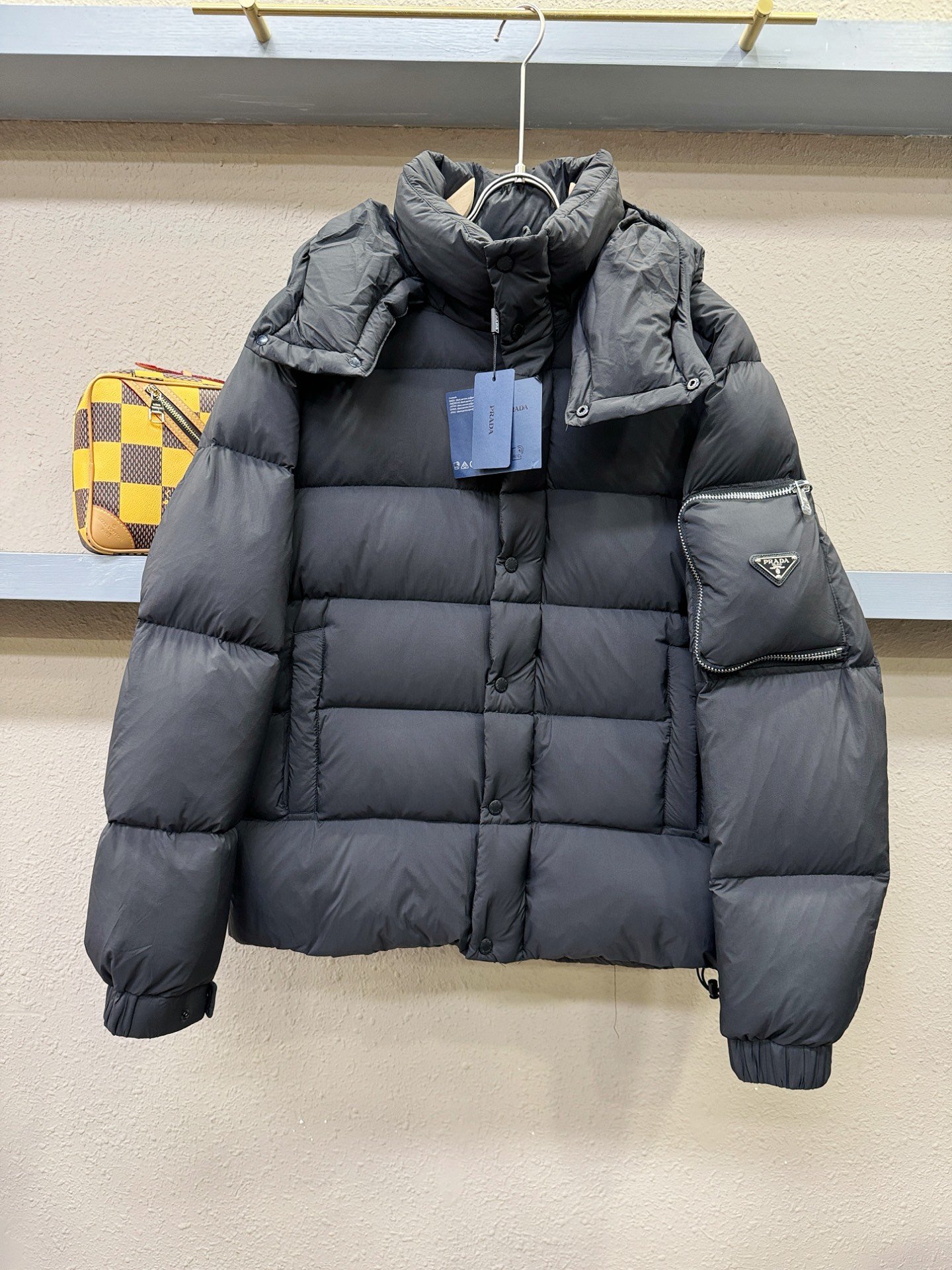 爆款羽绒服 2025新品 PRADA 普拉达 新款羽绒服秀场新品，品相非常完美，专柜高科技防水面料，内里