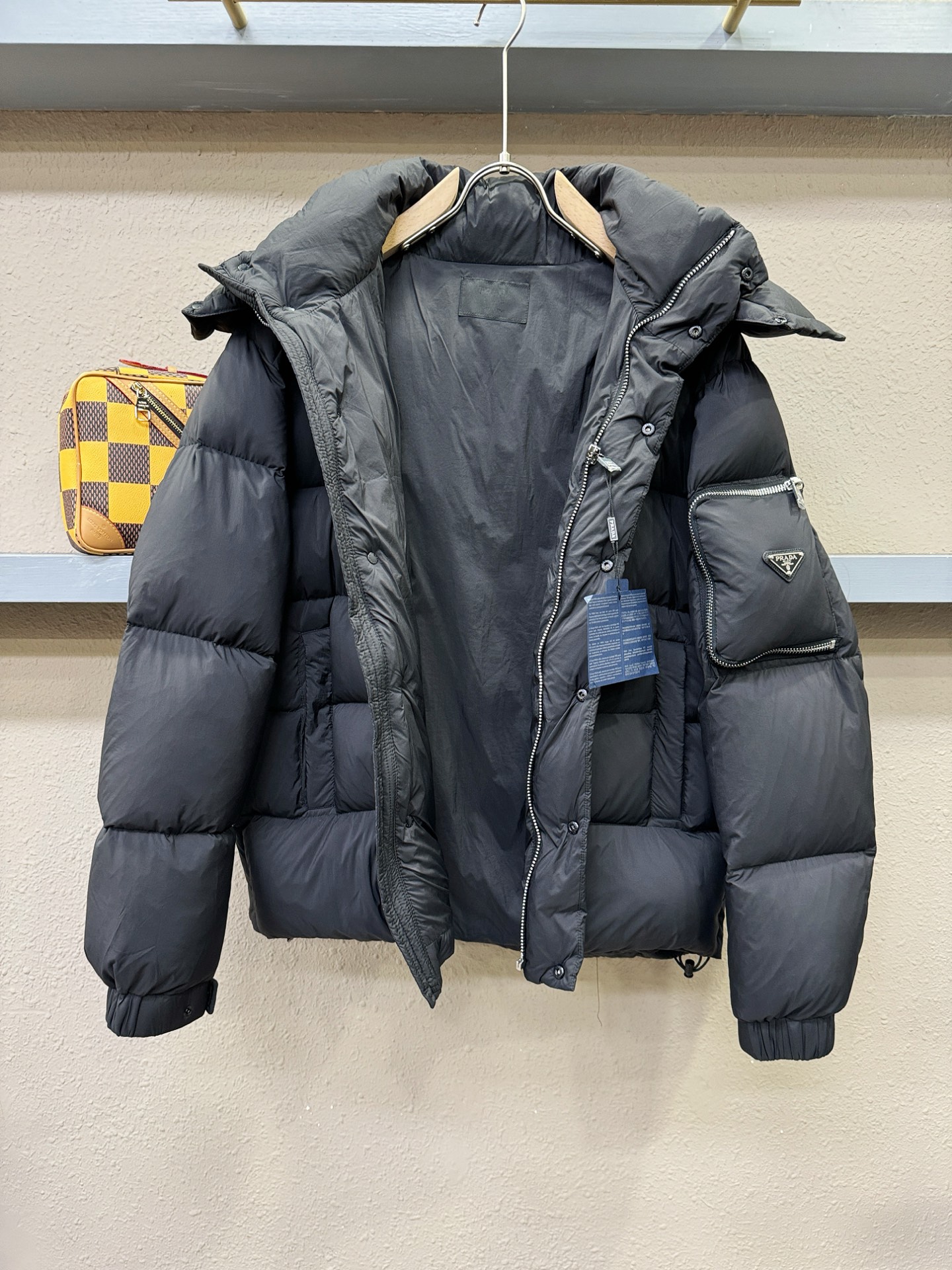 爆款羽绒服 2025新品 PRADA 普拉达 新款羽绒服秀场新品，品相非常完美，专柜高科技防水面料，内里
