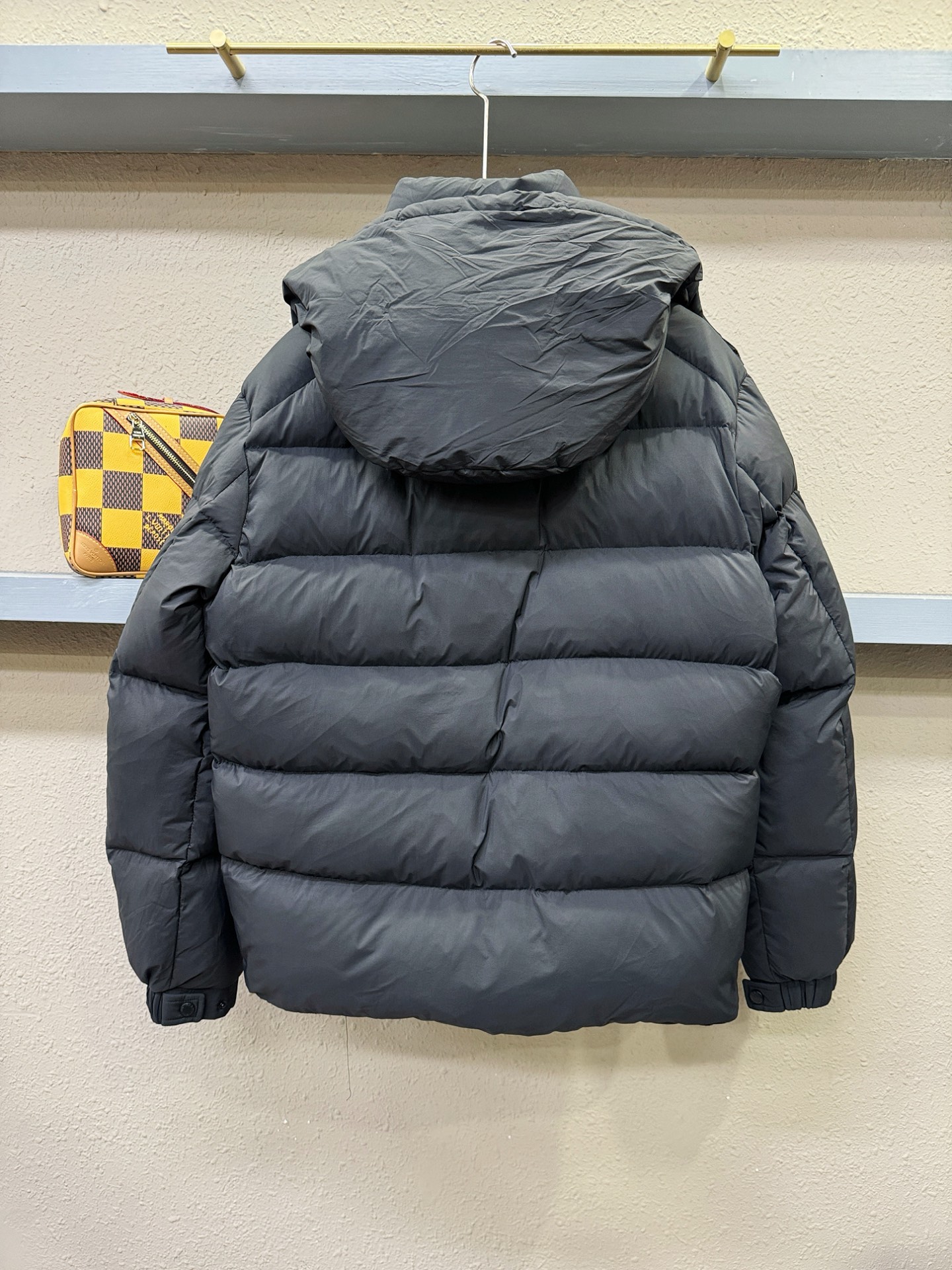 爆款羽绒服 2025新品 PRADA 普拉达 新款羽绒服秀场新品，品相非常完美，专柜高科技防水面料，内里