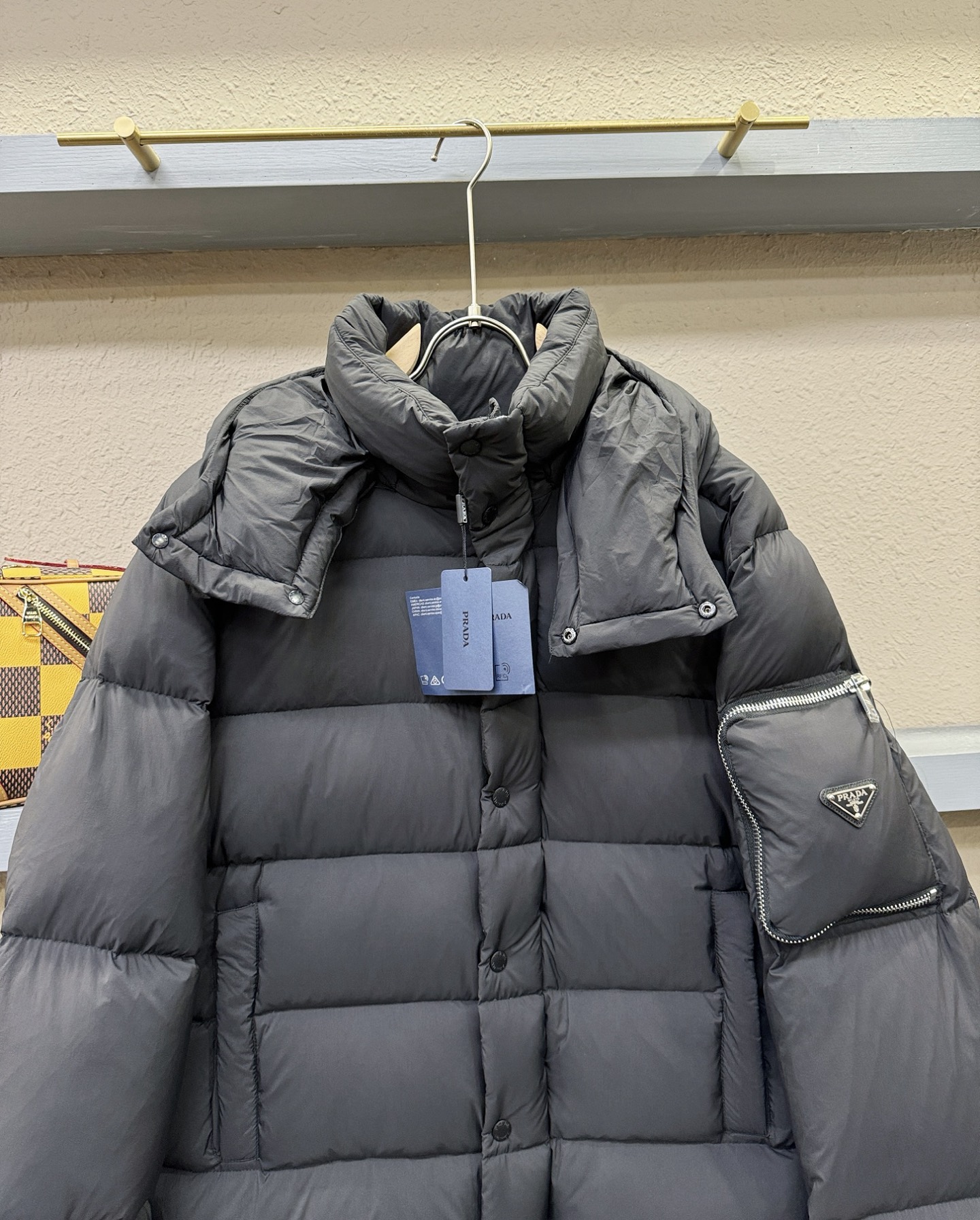 爆款羽绒服 2025新品 PRADA 普拉达 新款羽绒服秀场新品，品相非常完美，专柜高科技防水面料，内里