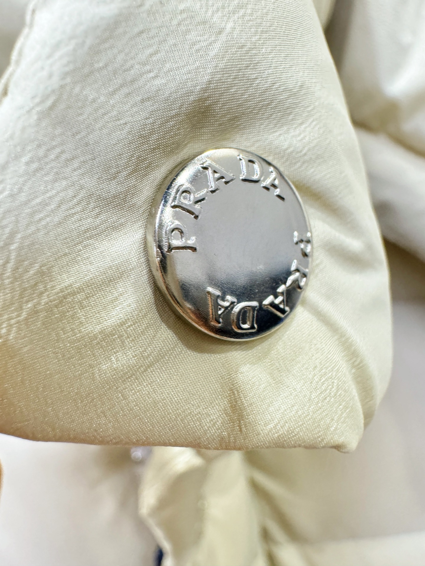 爆款羽绒服 2025新品 PRADA 普拉达 新款羽绒服秀场新品，品相非常完美，专柜高科技防水面料，内里