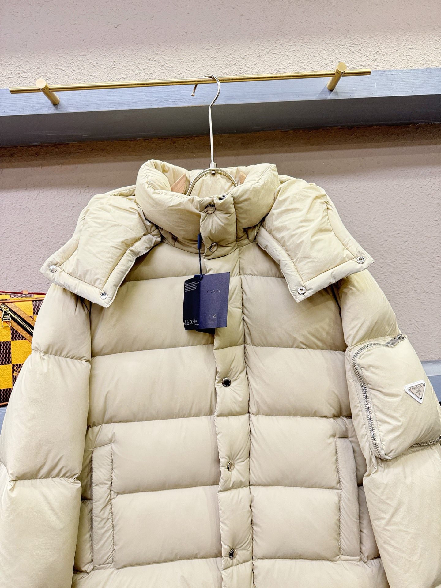 爆款羽绒服 2025新品 PRADA 普拉达 新款羽绒服秀场新品，品相非常完美，专柜高科技防水面料，内里