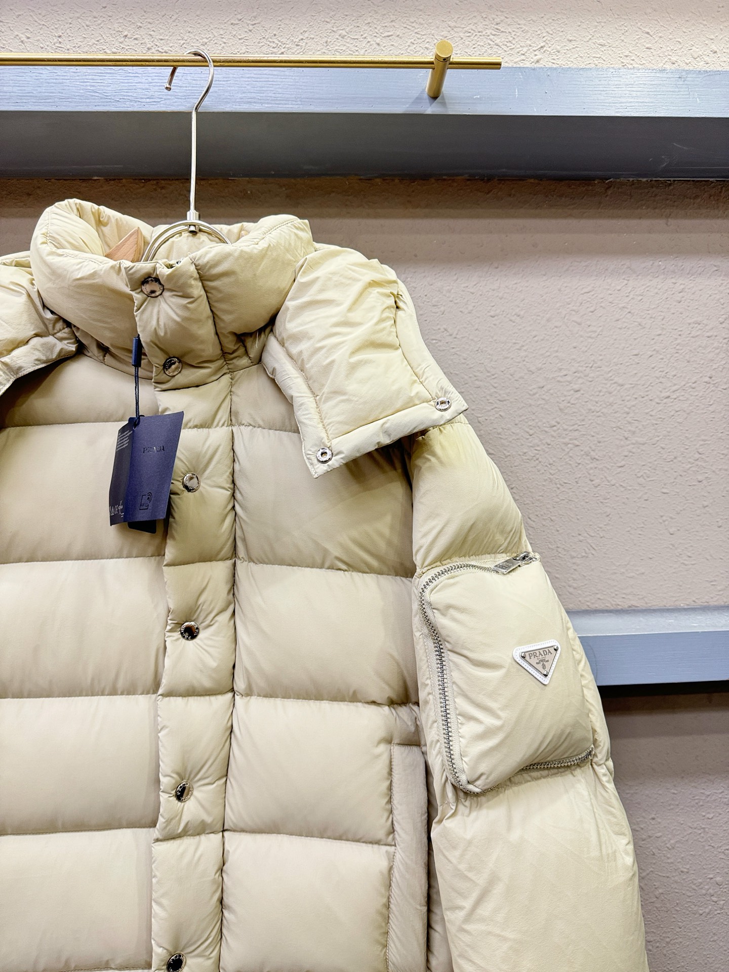 爆款羽绒服 2025新品 PRADA 普拉达 新款羽绒服秀场新品，品相非常完美，专柜高科技防水面料，内里