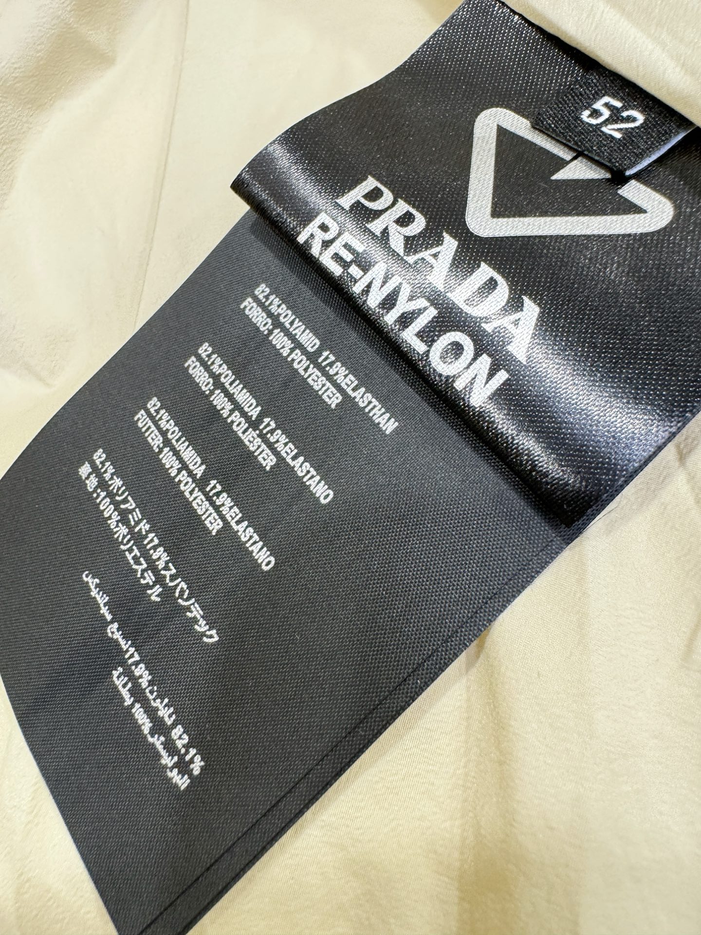 爆款羽绒服 2025新品 PRADA 普拉达 新款羽绒服秀场新品，品相非常完美，专柜高科技防水面料，内里