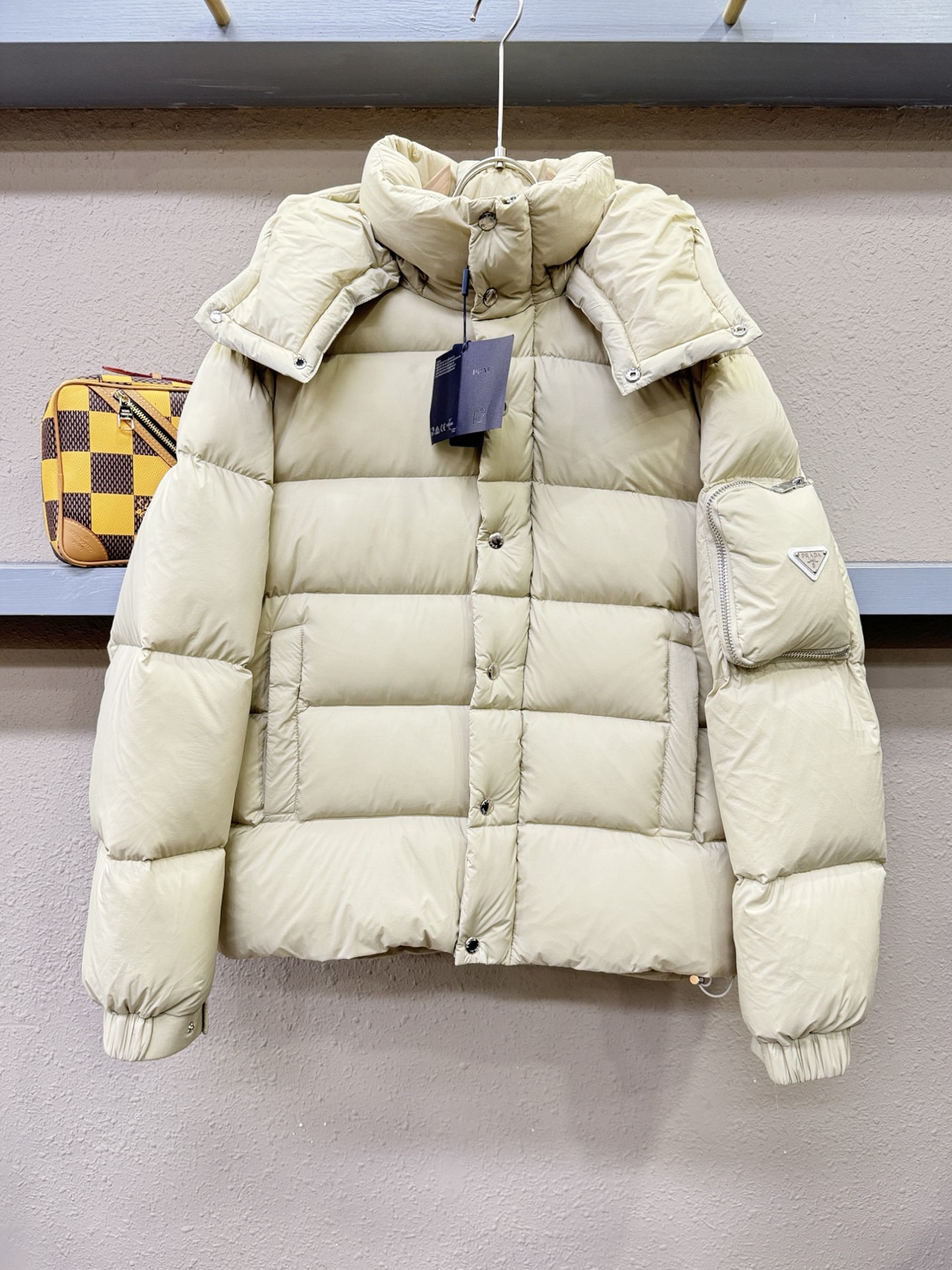 爆款羽绒服 2025新品 PRADA 普拉达 新款羽绒服秀场新品，品相非常完美，专柜高科技防水面料，内里