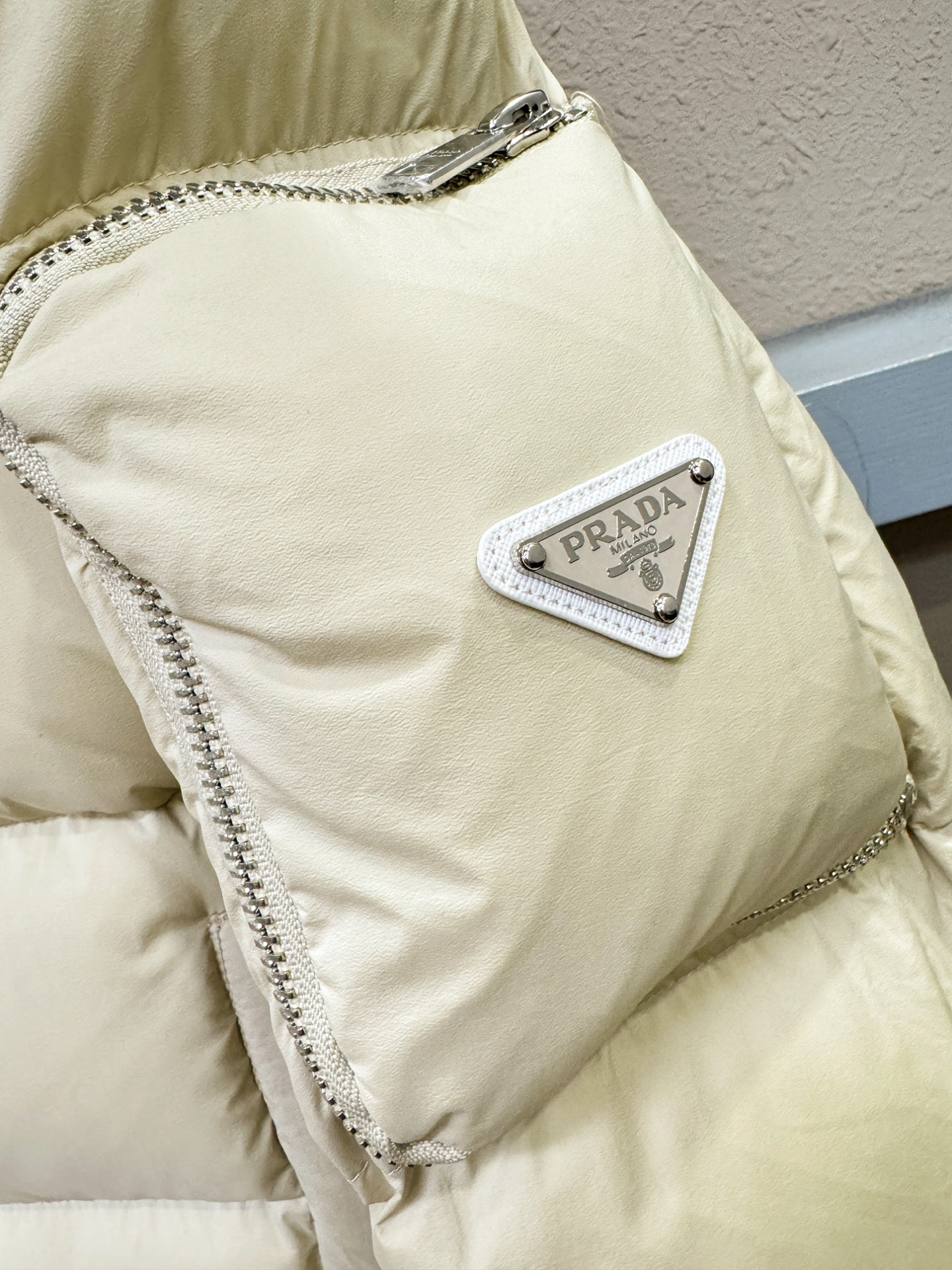 爆款羽绒服 2025新品 PRADA 普拉达 新款羽绒服秀场新品，品相非常完美，专柜高科技防水面料，内里