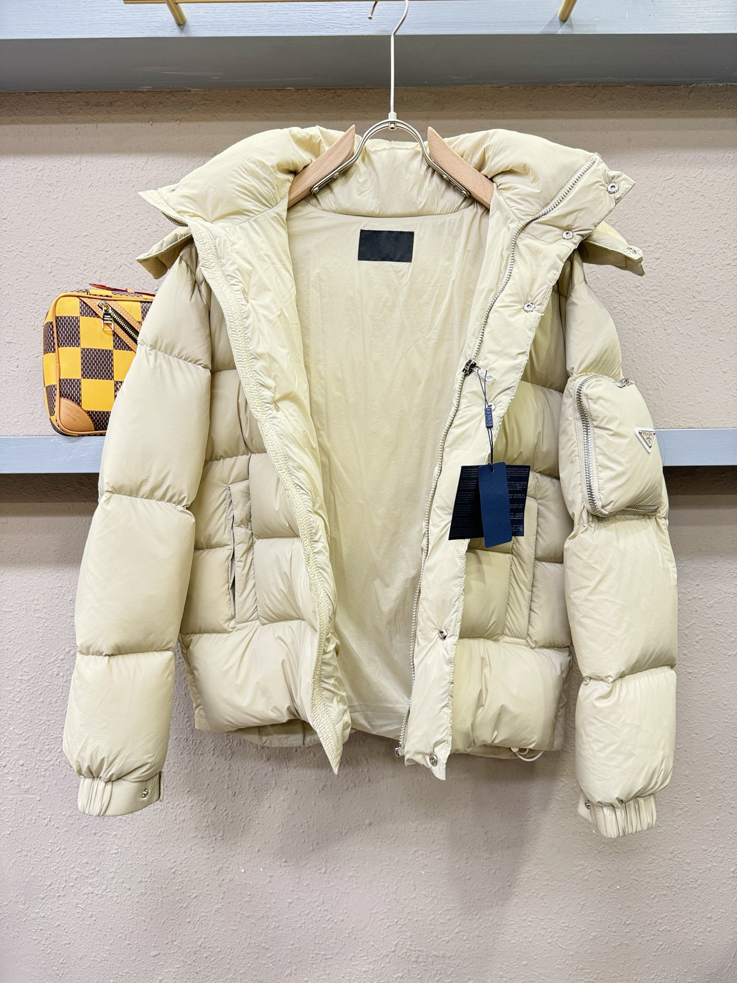 爆款羽绒服 2025新品 PRADA 普拉达 新款羽绒服秀场新品，品相非常完美，专柜高科技防水面料，内里