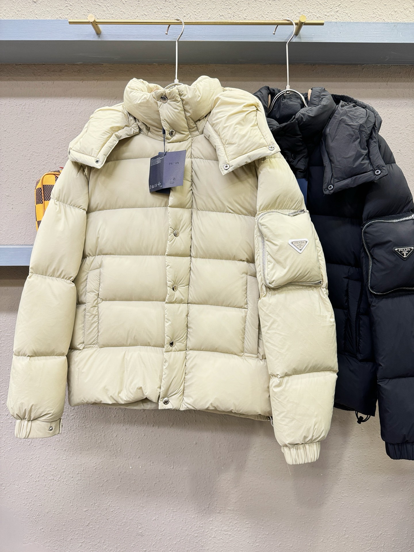 爆款羽绒服 2025新品 PRADA 普拉达 新款羽绒服秀场新品，品相非常完美，专柜高科技防水面料，内里