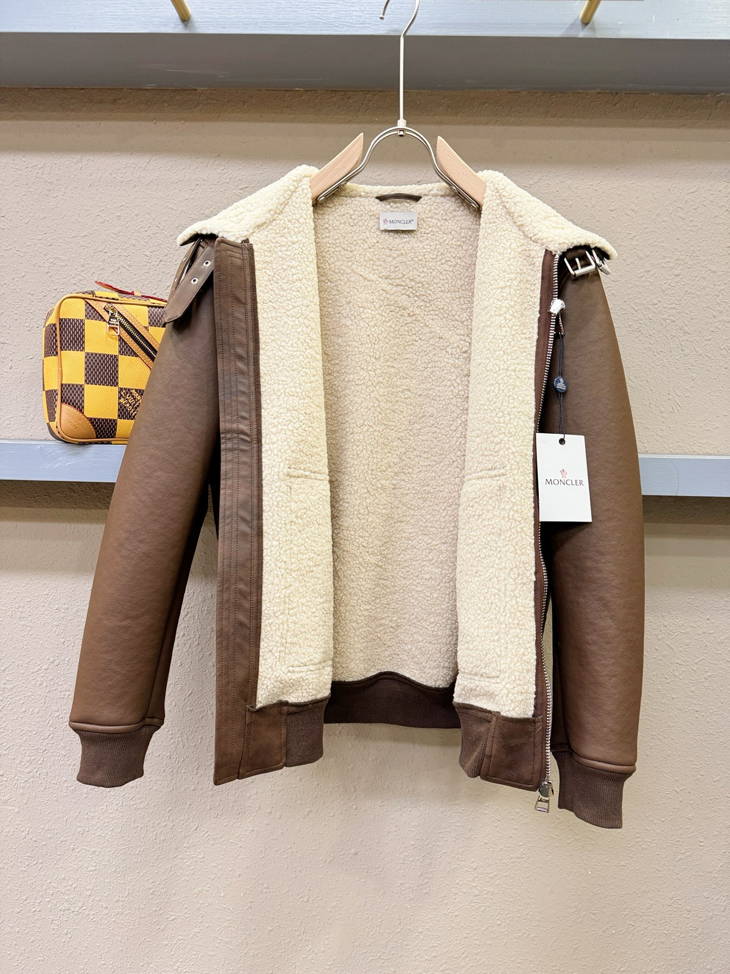 Moncler蒙口 新品皮毛一体，原生态人造皮面料；100%进口皮毛一体！采用进口人造皮！皮料品质相当高