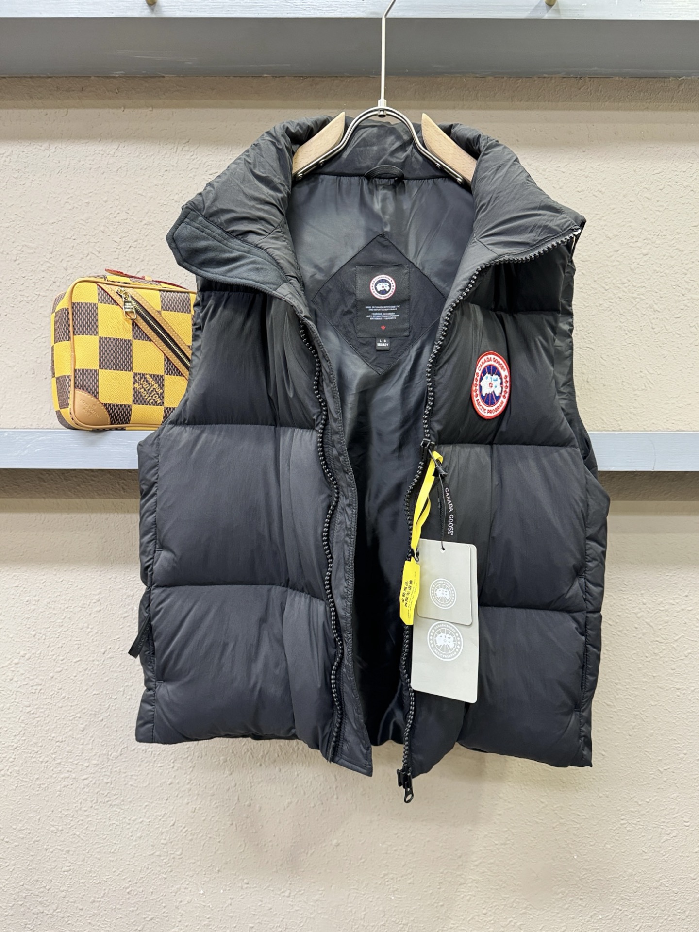 爆款羽绒服 2025新品 加拿大鹅 品牌Canada Goose 新款羽绒马甲 秀场新品，品相非常完美，