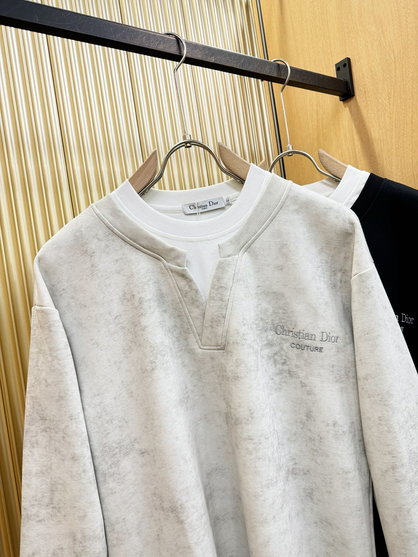 Dior迪奥 2025ss秋冬新品 长袖上衣，经典Logo设计，百搭款 官网同步发售 定制面料，柔软细腻