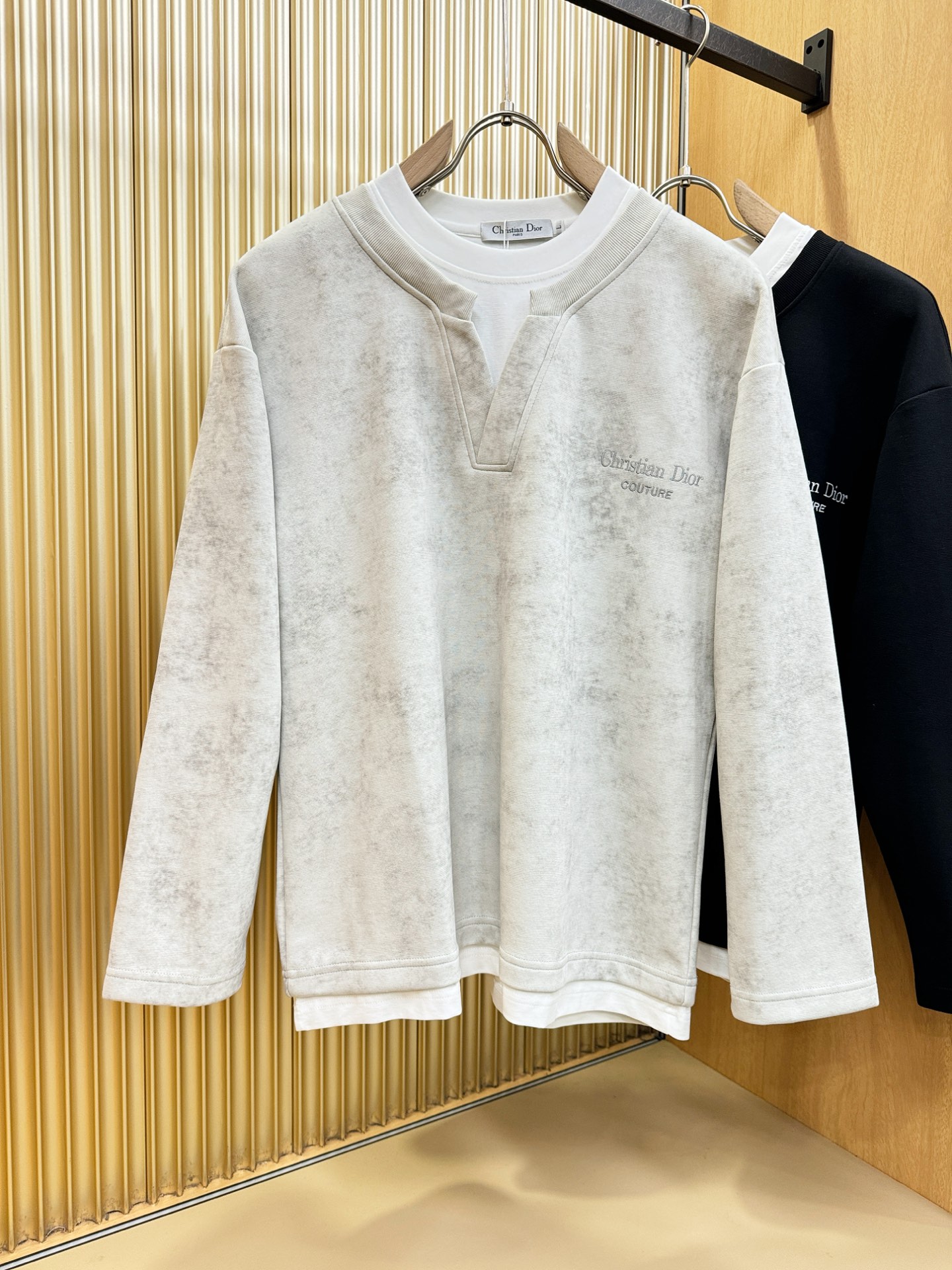 Dior迪奥 2025ss秋冬新品 长袖上衣，经典Logo设计，百搭款 官网同步发售 定制面料，柔软细腻