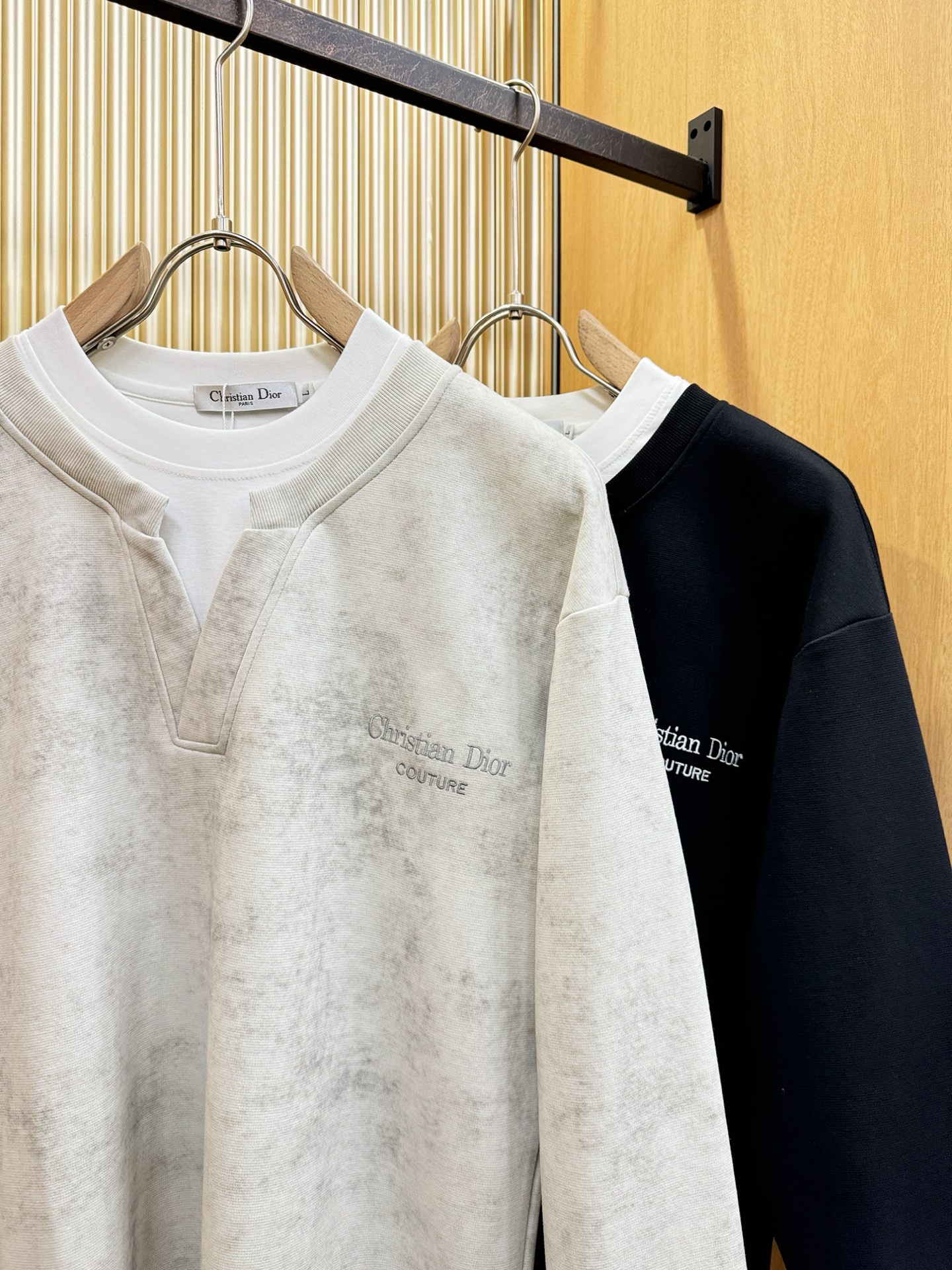 Dior迪奥 2025ss秋冬新品 长袖上衣，经典Logo设计，百搭款 官网同步发售 定制面料，柔软细腻