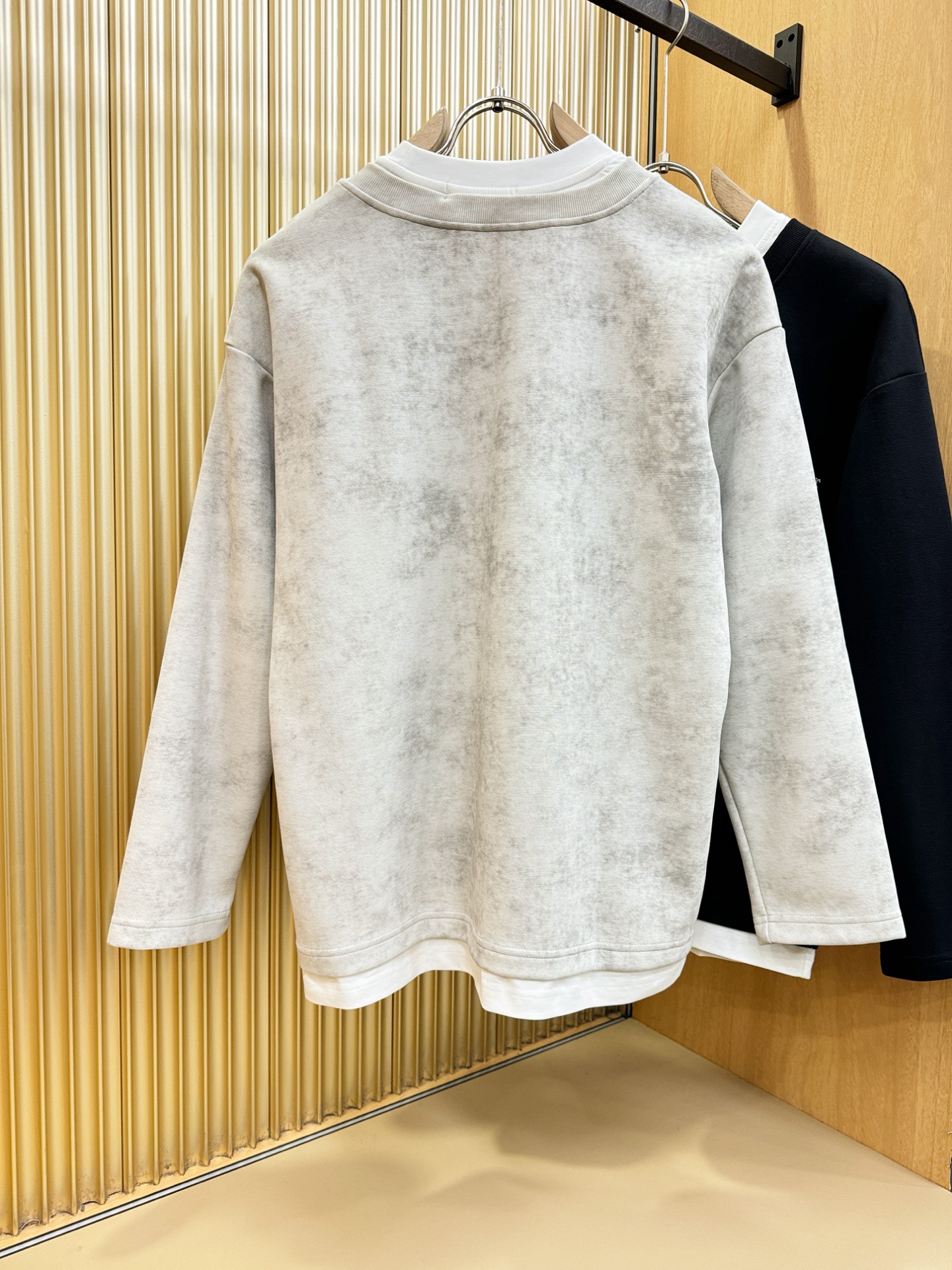 Dior迪奥 2025ss秋冬新品 长袖上衣，经典Logo设计，百搭款 官网同步发售 定制面料，柔软细腻