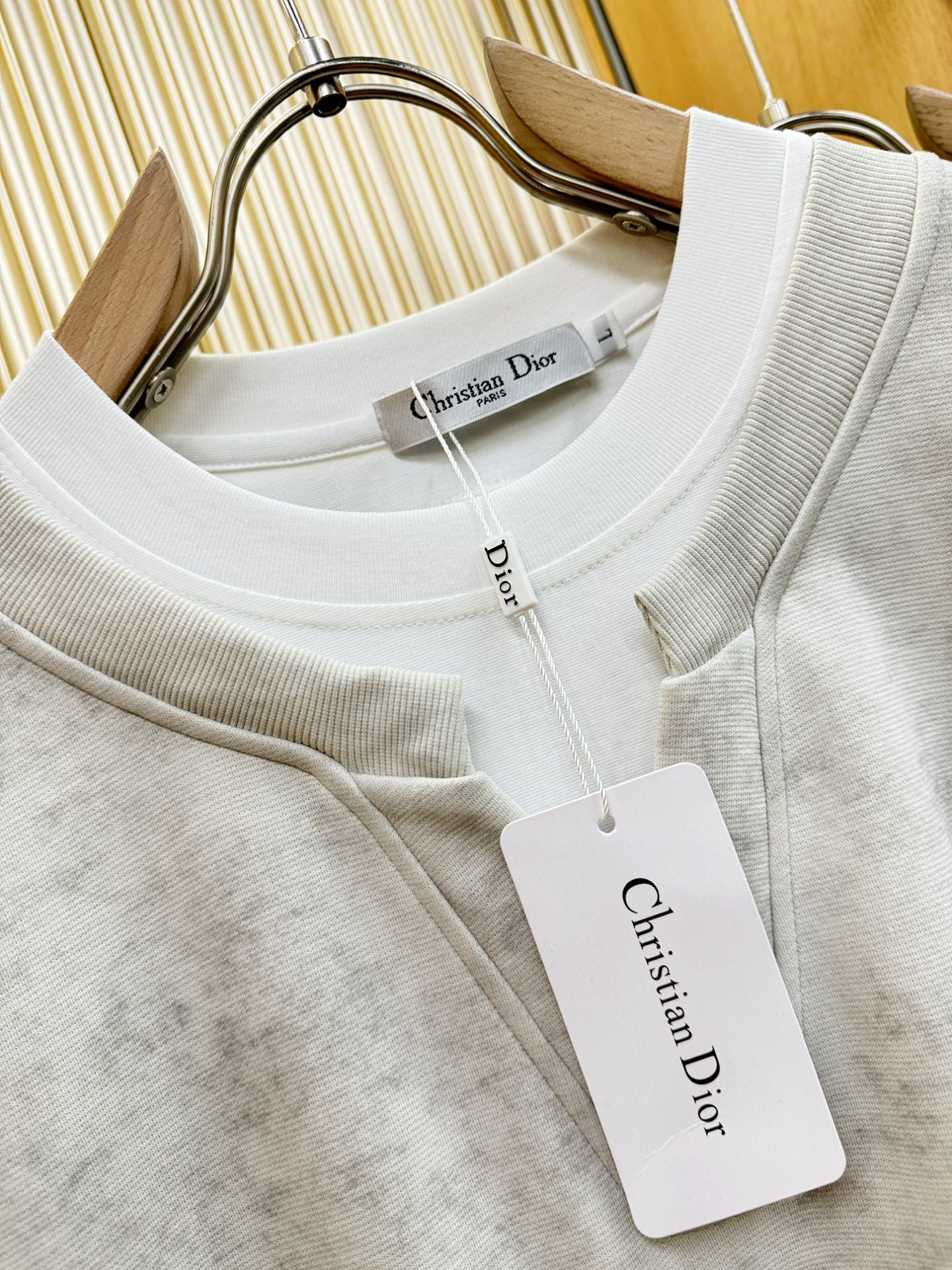 Dior迪奥 2025ss秋冬新品 长袖上衣，经典Logo设计，百搭款 官网同步发售 定制面料，柔软细腻