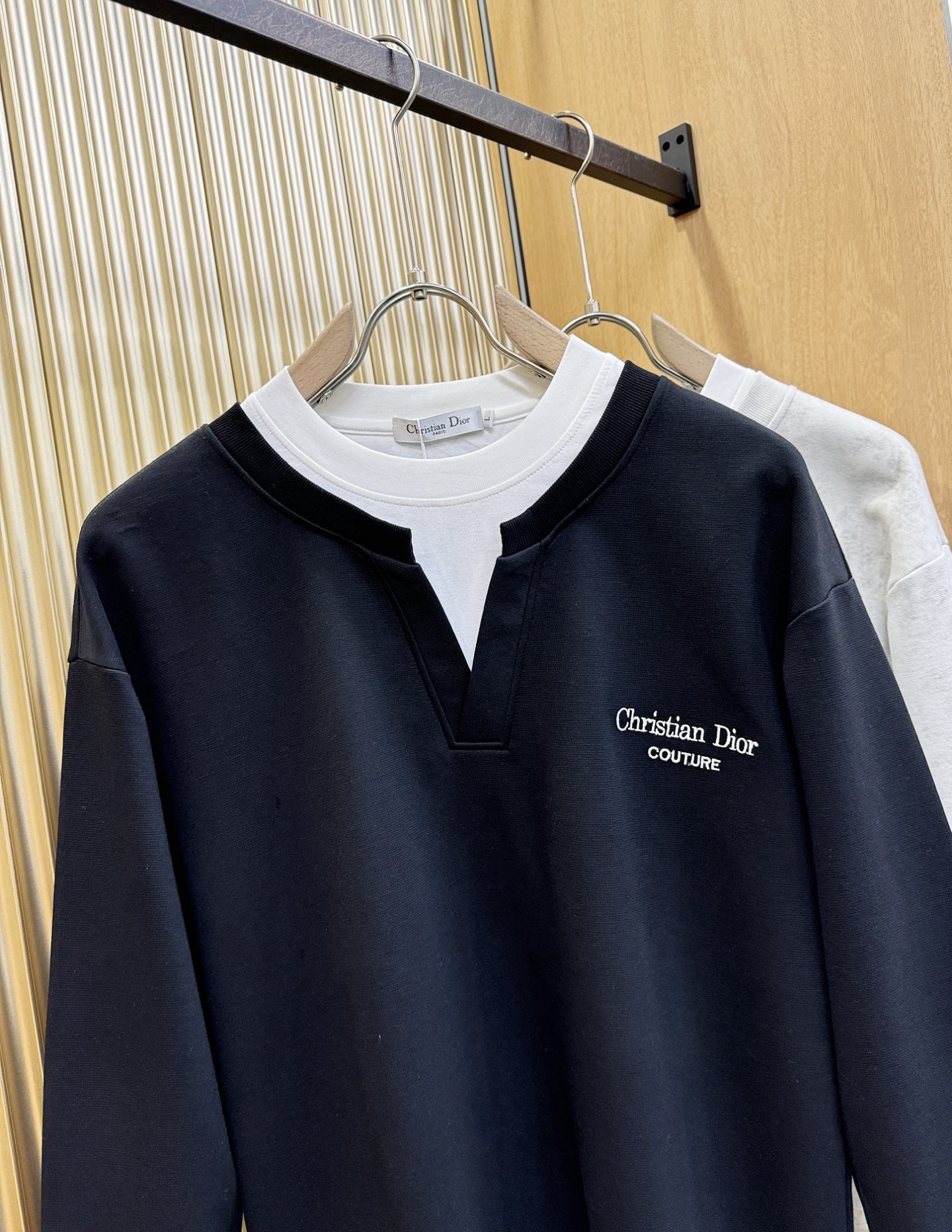 Dior迪奥 2025ss秋冬新品 长袖上衣，经典Logo设计，百搭款 官网同步发售 定制面料，柔软细腻