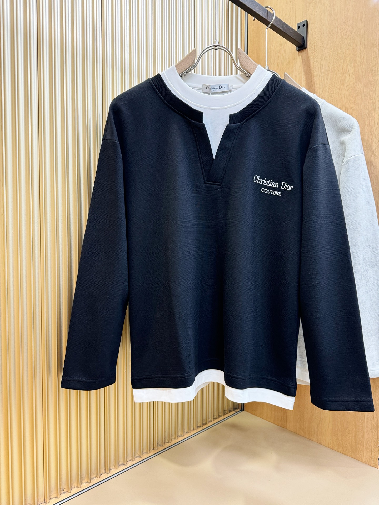 Dior迪奥 2025ss秋冬新品 长袖上衣，经典Logo设计，百搭款 官网同步发售 定制面料，柔软细腻