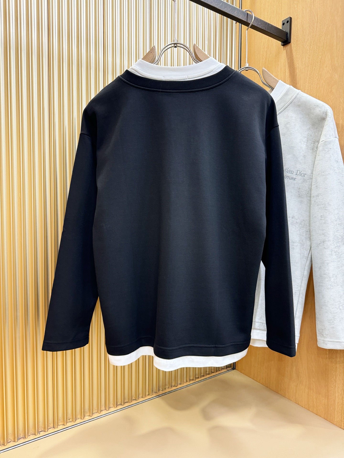 Dior迪奥 2025ss秋冬新品 长袖上衣，经典Logo设计，百搭款 官网同步发售 定制面料，柔软细腻