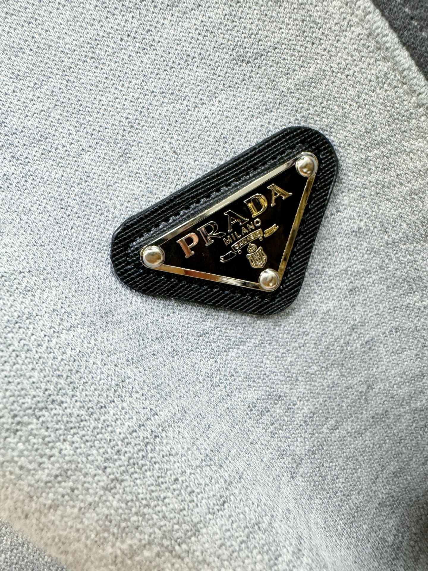 PRADA 普拉达 2025ss秋冬新品 长袖上衣，经典Logo设计，百搭款 官网同步发售 定制面料，柔