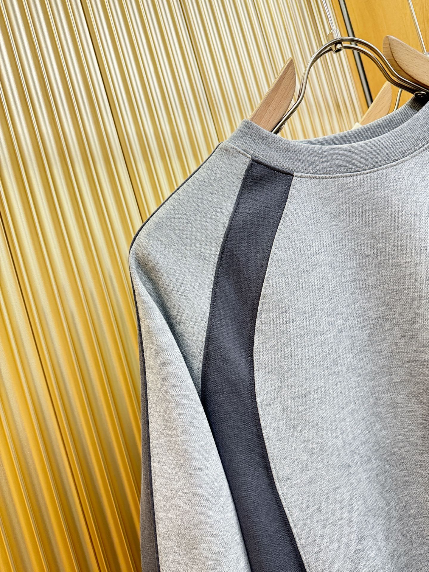 PRADA 普拉达 2025ss秋冬新品 长袖上衣，经典Logo设计，百搭款 官网同步发售 定制面料，柔