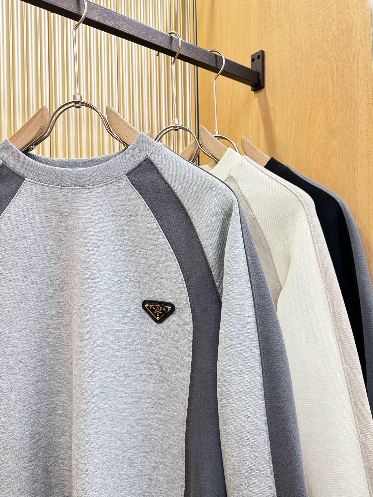 PRADA 普拉达 2025ss秋冬新品 长袖上衣，经典Logo设计，百搭款 官网同步发售 定制面料，柔