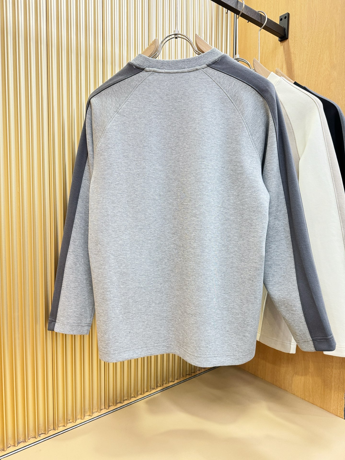 PRADA 普拉达 2025ss秋冬新品 长袖上衣，经典Logo设计，百搭款 官网同步发售 定制面料，柔