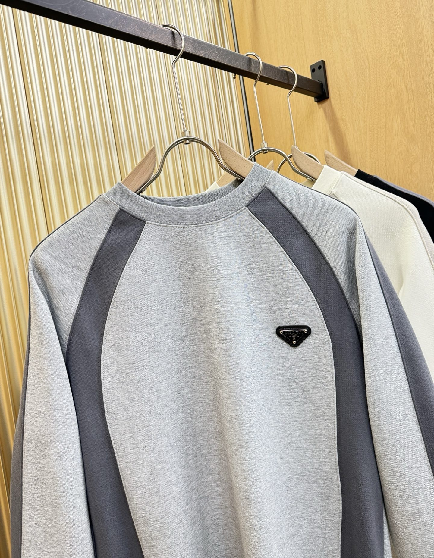 PRADA 普拉达 2025ss秋冬新品 长袖上衣，经典Logo设计，百搭款 官网同步发售 定制面料，柔