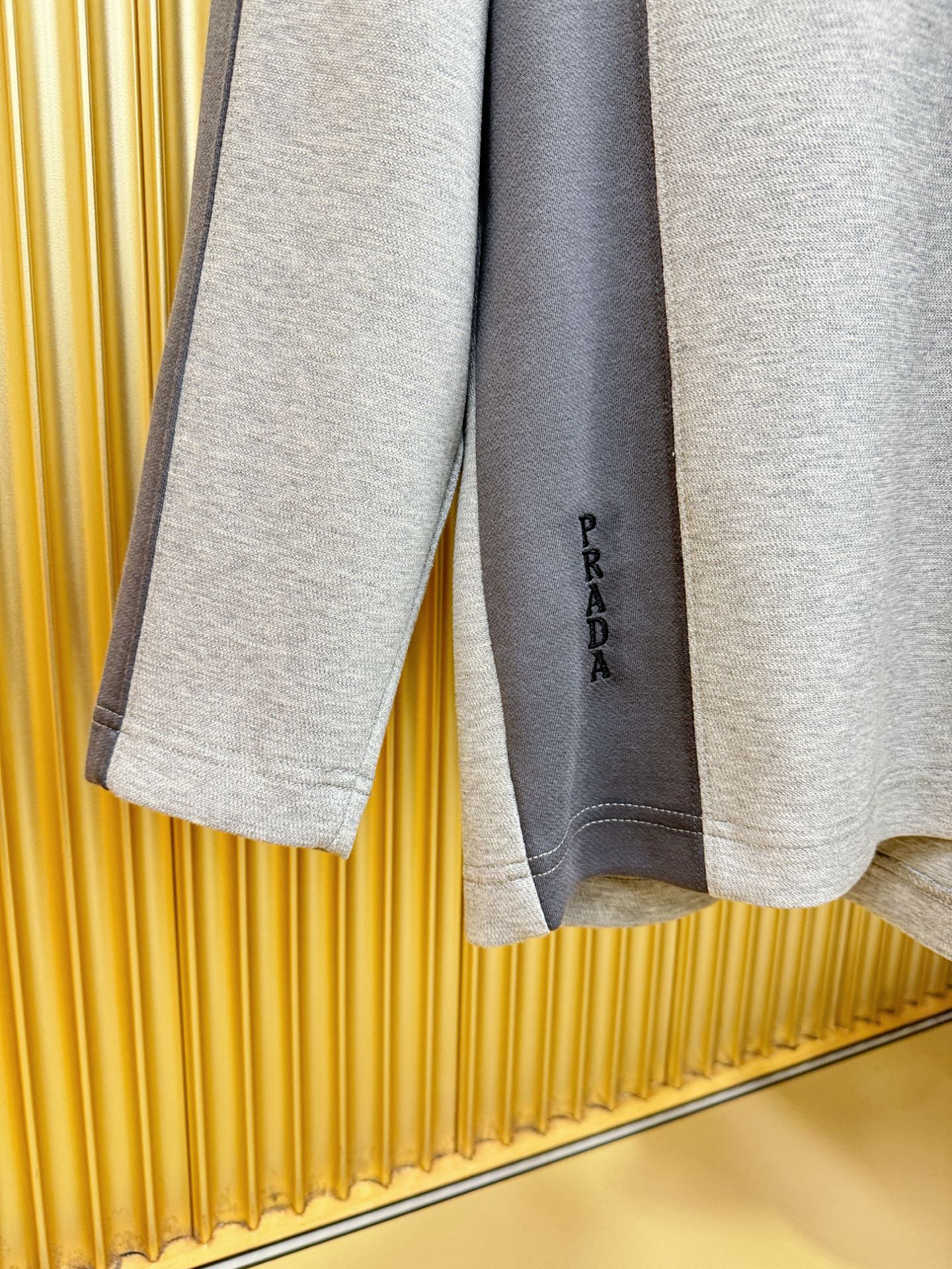 PRADA 普拉达 2025ss秋冬新品 长袖上衣，经典Logo设计，百搭款 官网同步发售 定制面料，柔