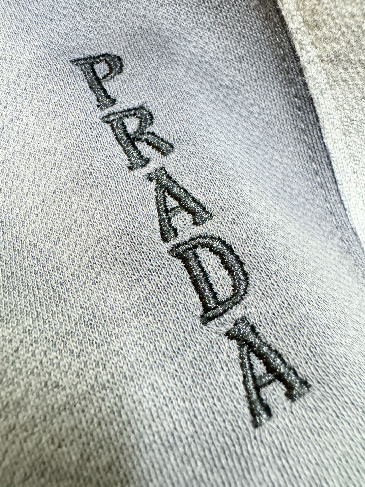 PRADA 普拉达 2025ss秋冬新品 长袖上衣，经典Logo设计，百搭款 官网同步发售 定制面料，柔