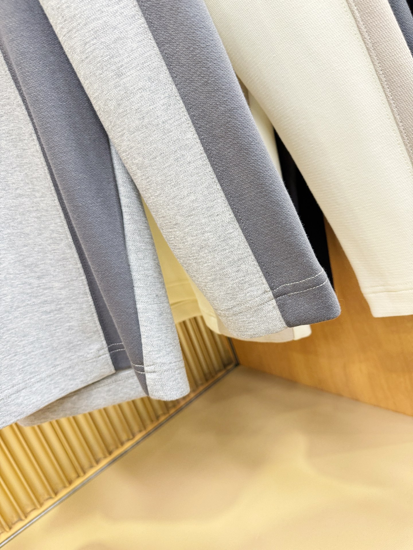 PRADA 普拉达 2025ss秋冬新品 长袖上衣，经典Logo设计，百搭款 官网同步发售 定制面料，柔