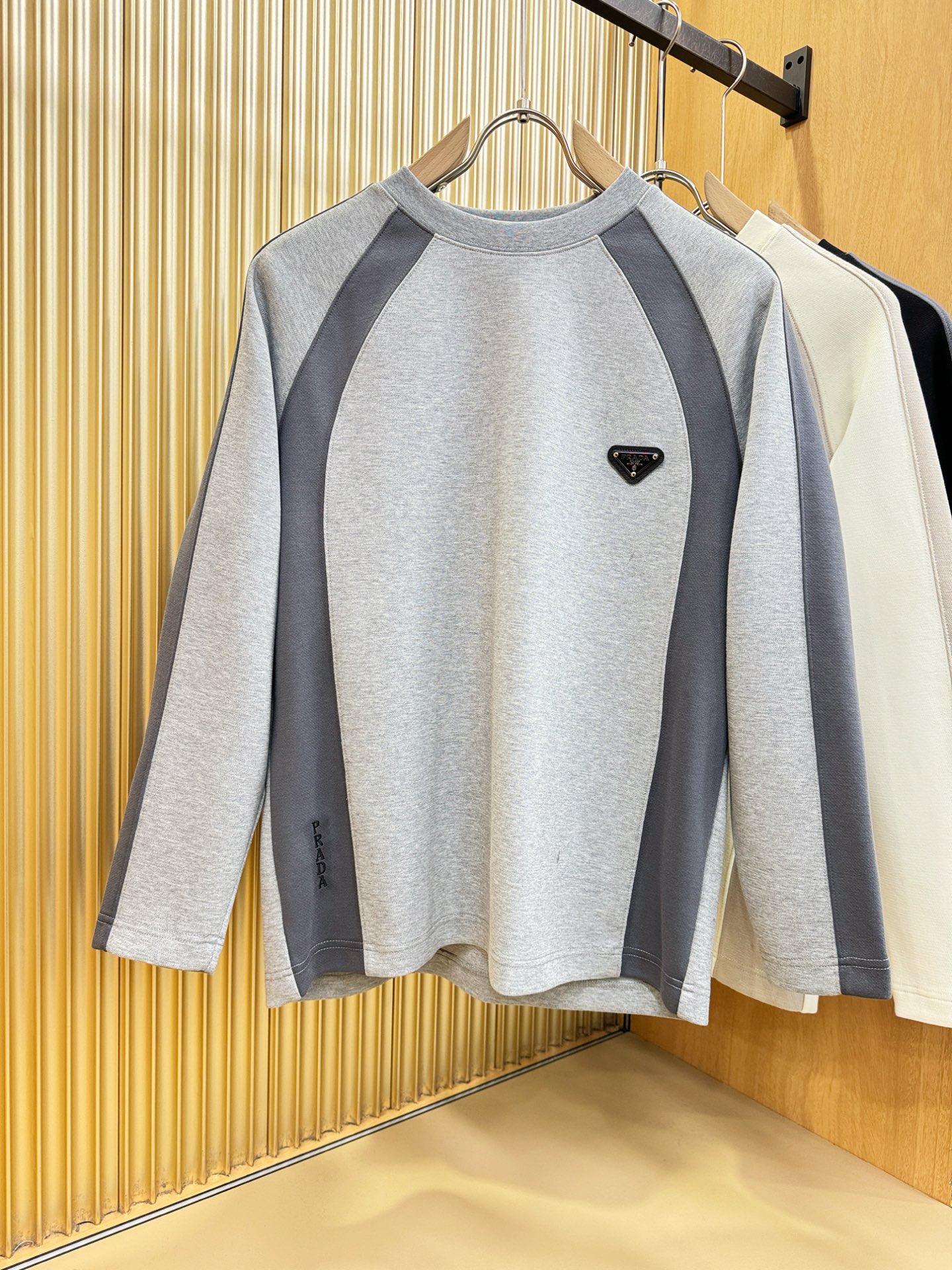 PRADA 普拉达 2025ss秋冬新品 长袖上衣，经典Logo设计，百搭款 官网同步发售 定制面料，柔