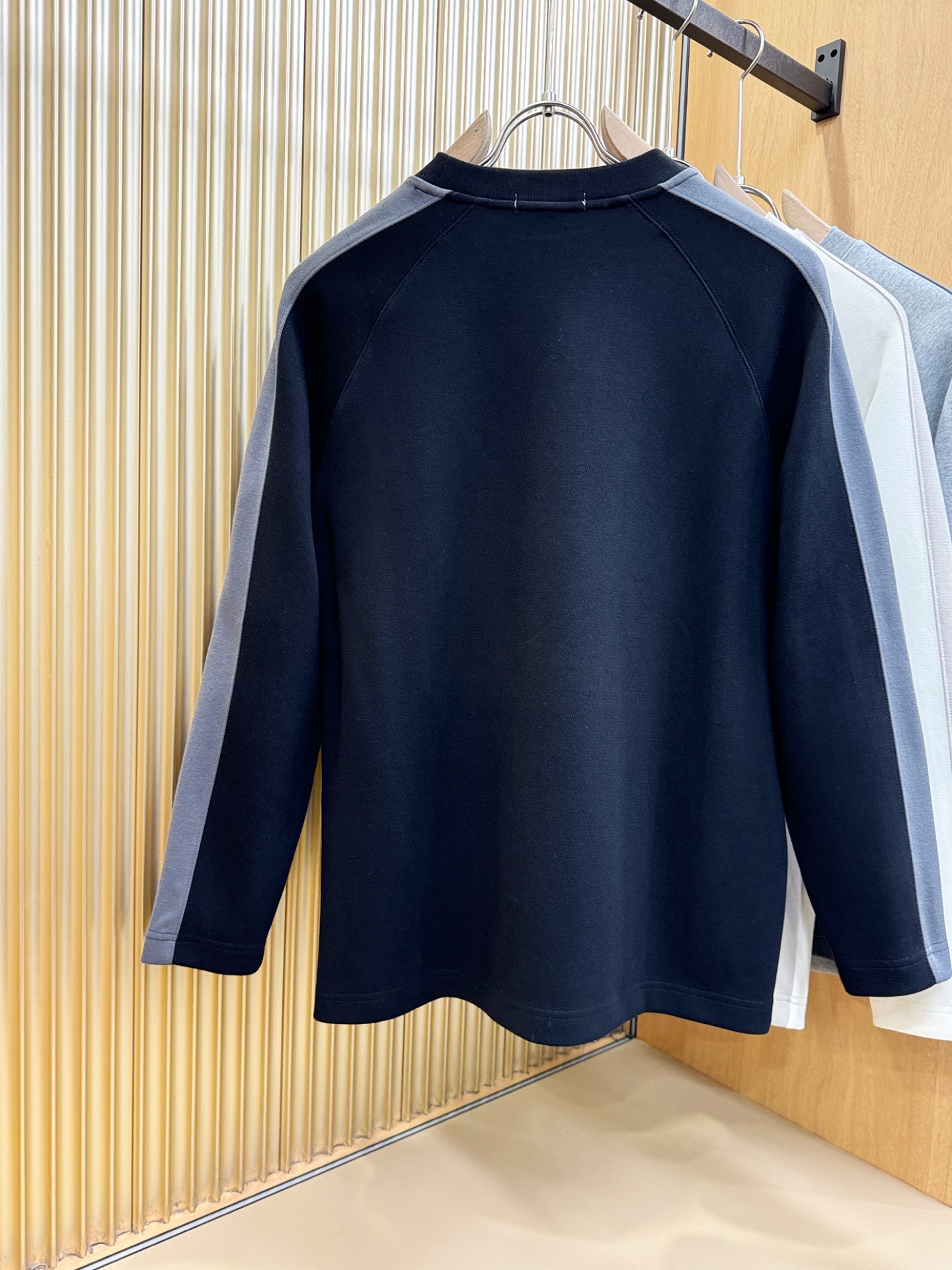 PRADA 普拉达 2025ss秋冬新品 长袖上衣，经典Logo设计，百搭款 官网同步发售 定制面料，柔