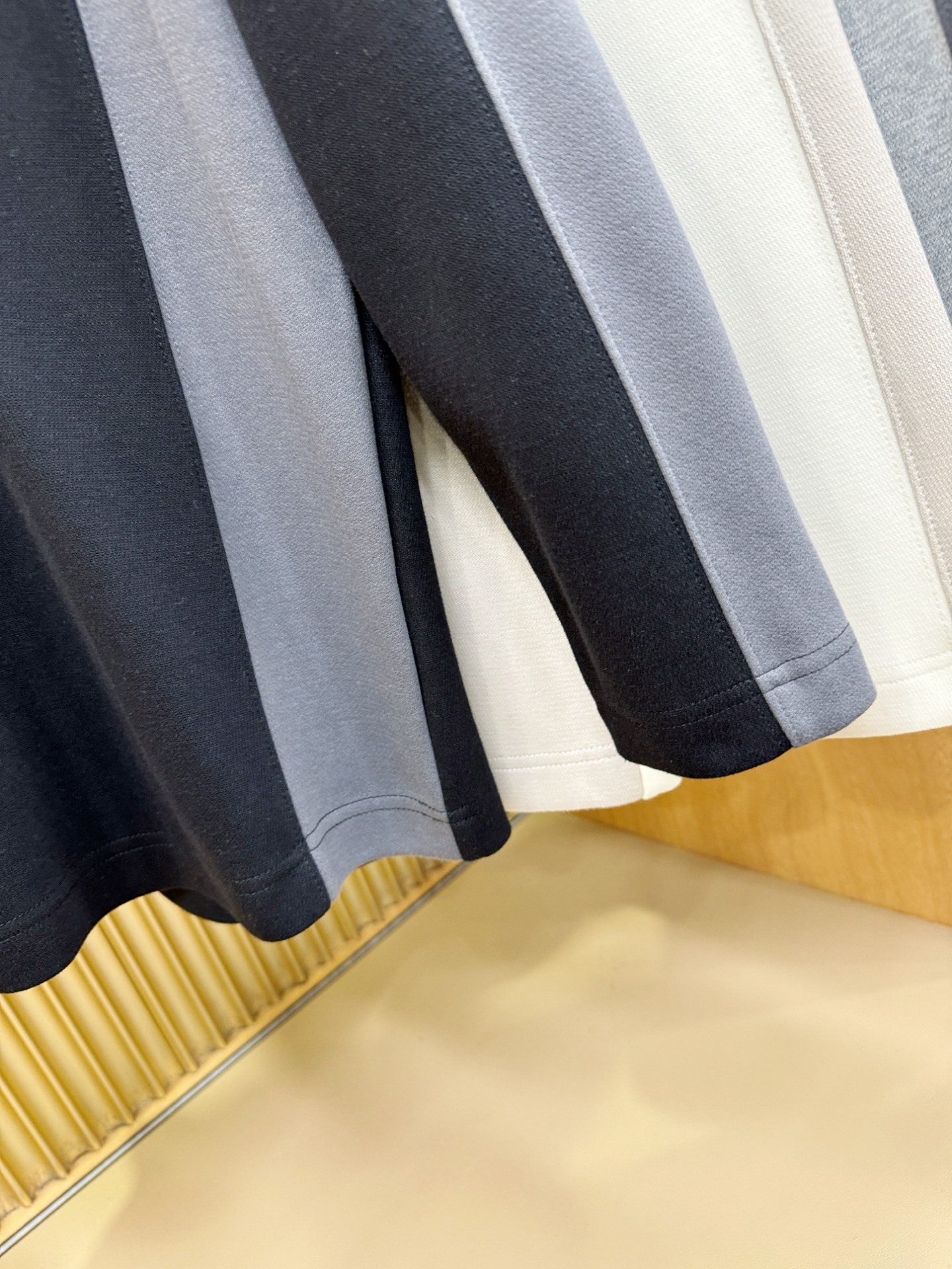 PRADA 普拉达 2025ss秋冬新品 长袖上衣，经典Logo设计，百搭款 官网同步发售 定制面料，柔