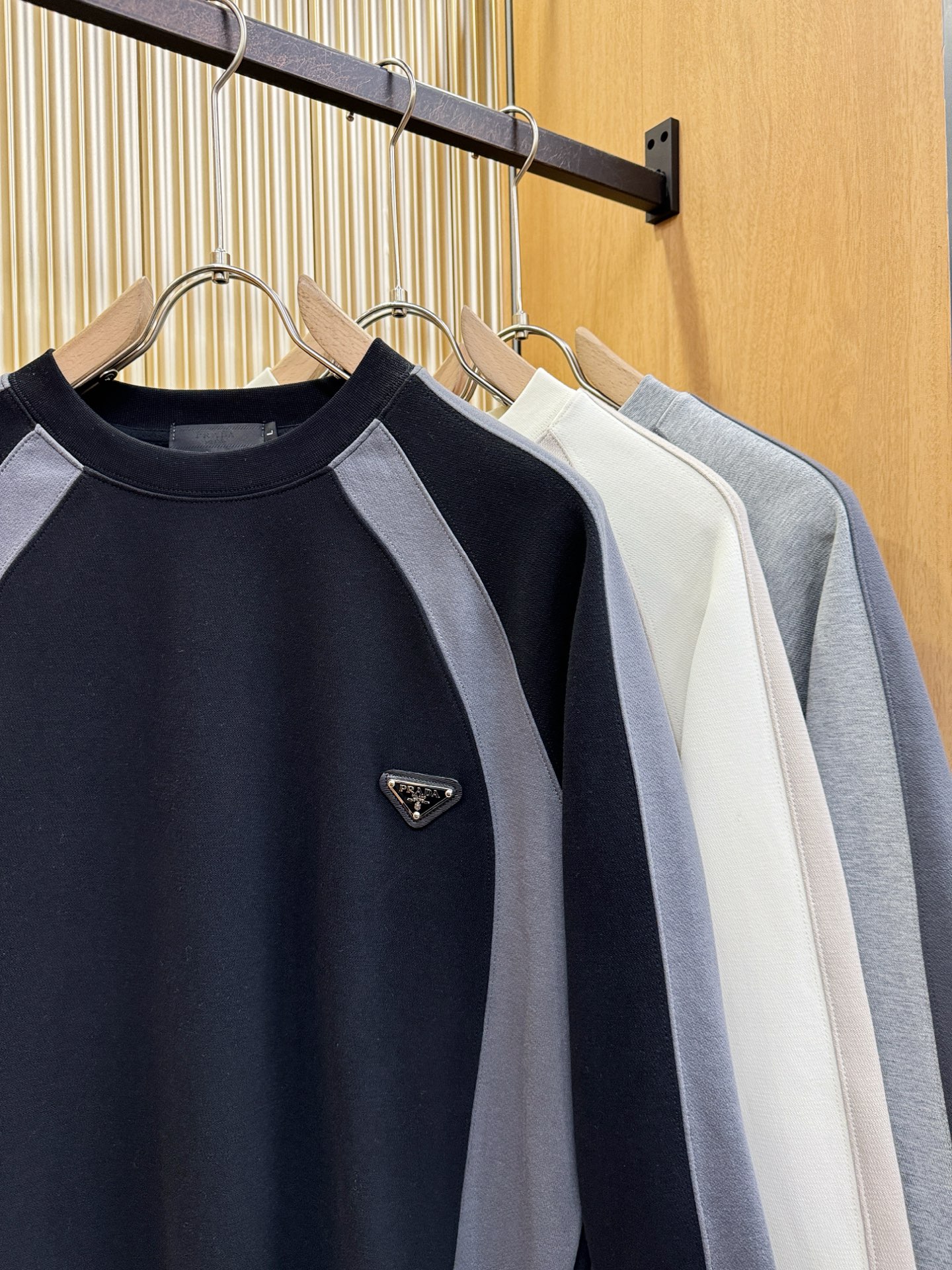 PRADA 普拉达 2025ss秋冬新品 长袖上衣，经典Logo设计，百搭款 官网同步发售 定制面料，柔